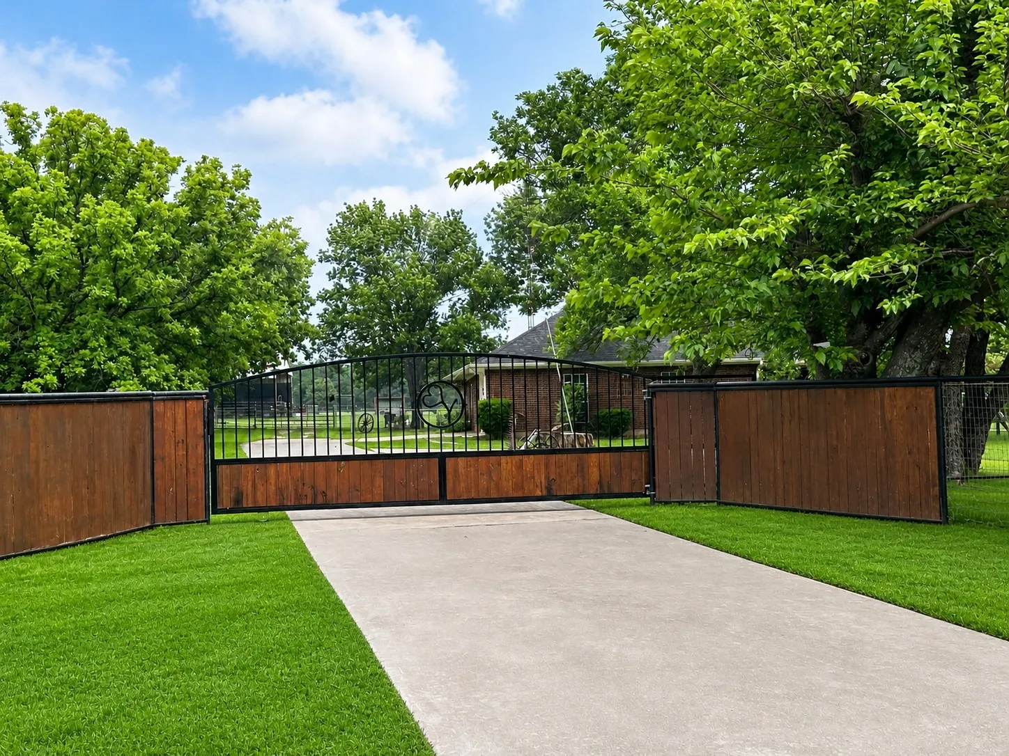 Single Family Residence For Sale in Grayson County , 219 Friends Road, Denison, Texas 75021, 4 Bedroom, 2 Bathroom, 2 Garage spaces, 2,814 Sqft, built in 1994, mls#21257706, Real Estate Agent in Denison, Homes For Sale in Grayson county, Homes For Sale in Denison, Realtor in Denison Texas, Real Estate Brokerage Independent Realty Texas, Luminita Cordes Realtor