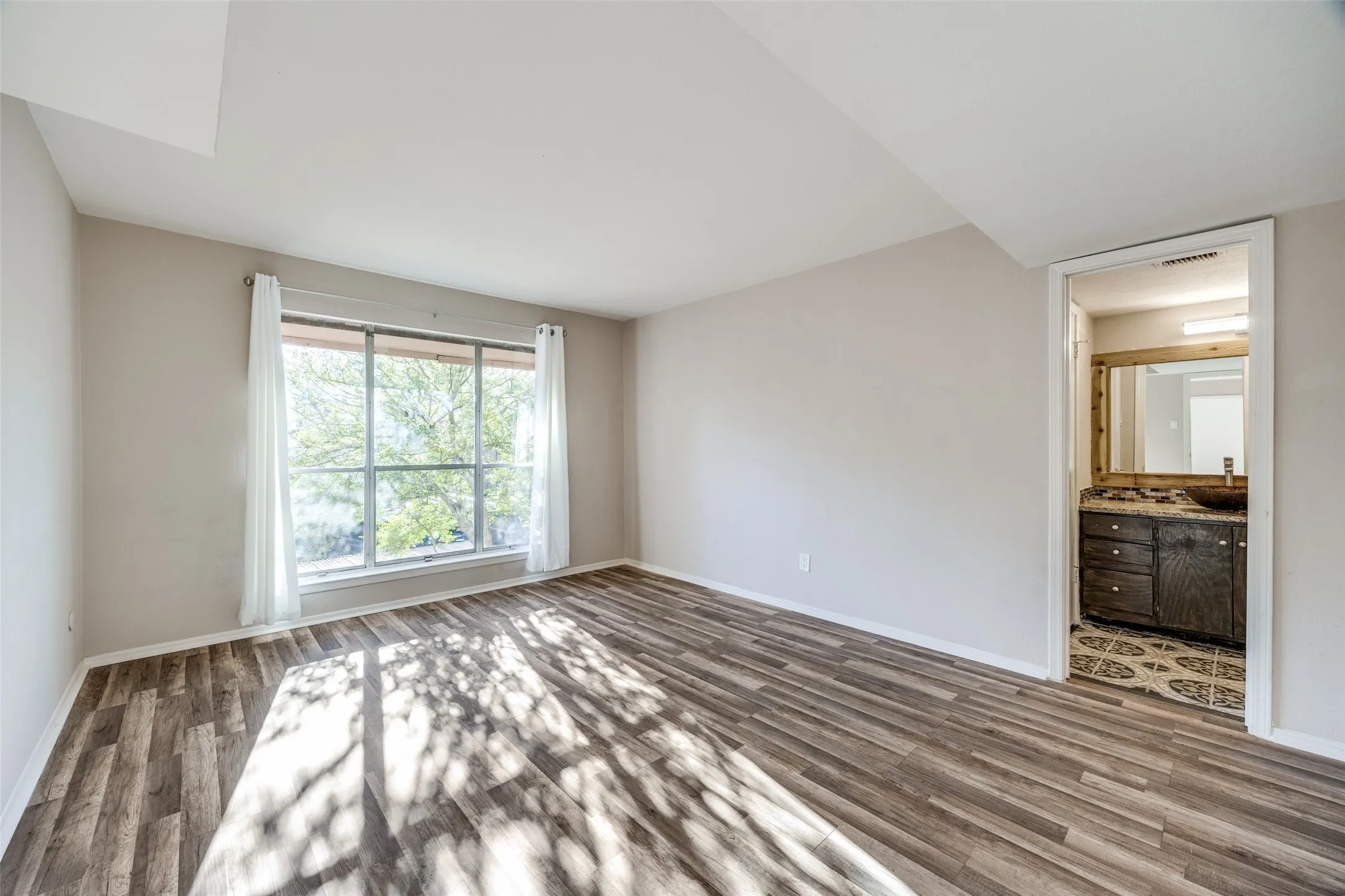 Condominium For Sale in Dallas County , 10532 Stone Canyon Road 209, Dallas, Texas 75230, 2 Bedroom, 2 Bathroom, Garage spaces, 932 Sqft, built in 1970, Preowned, mls#21253740, Real Estate Agent in Dallas, Homes For Sale in Dallas county, Homes For Sale in Dallas, Realtor in Dallas Texas, Real Estate Brokerage Independent Realty Texas, Luminita Cordes Realtor