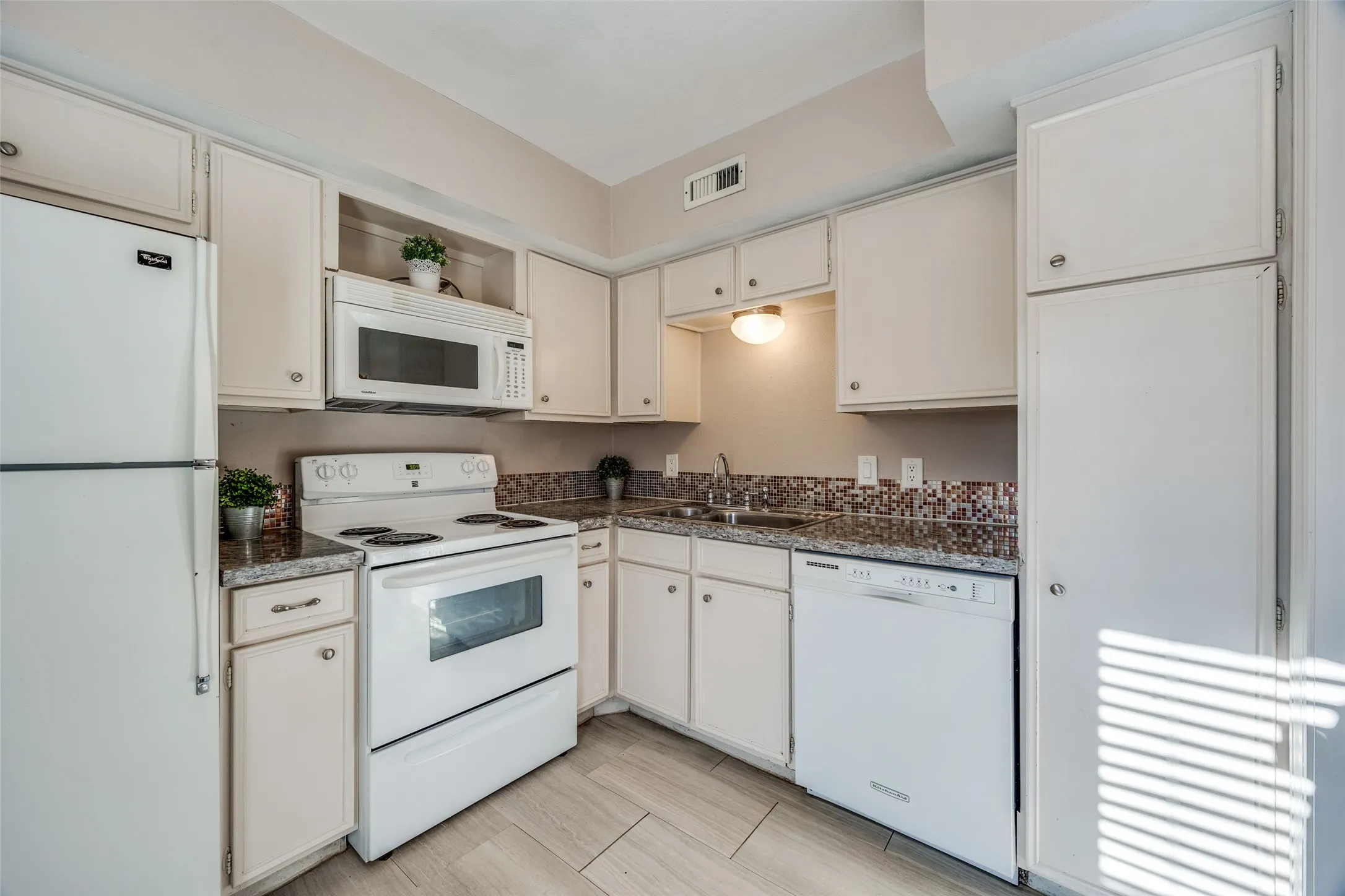 Condominium For Sale in Dallas County , 10532 Stone Canyon Road 209, Dallas, Texas 75230, 2 Bedroom, 2 Bathroom, Garage spaces, 932 Sqft, built in 1970, Preowned, mls#21253740, Real Estate Agent in Dallas, Homes For Sale in Dallas county, Homes For Sale in Dallas, Realtor in Dallas Texas, Real Estate Brokerage Independent Realty Texas, Luminita Cordes Realtor