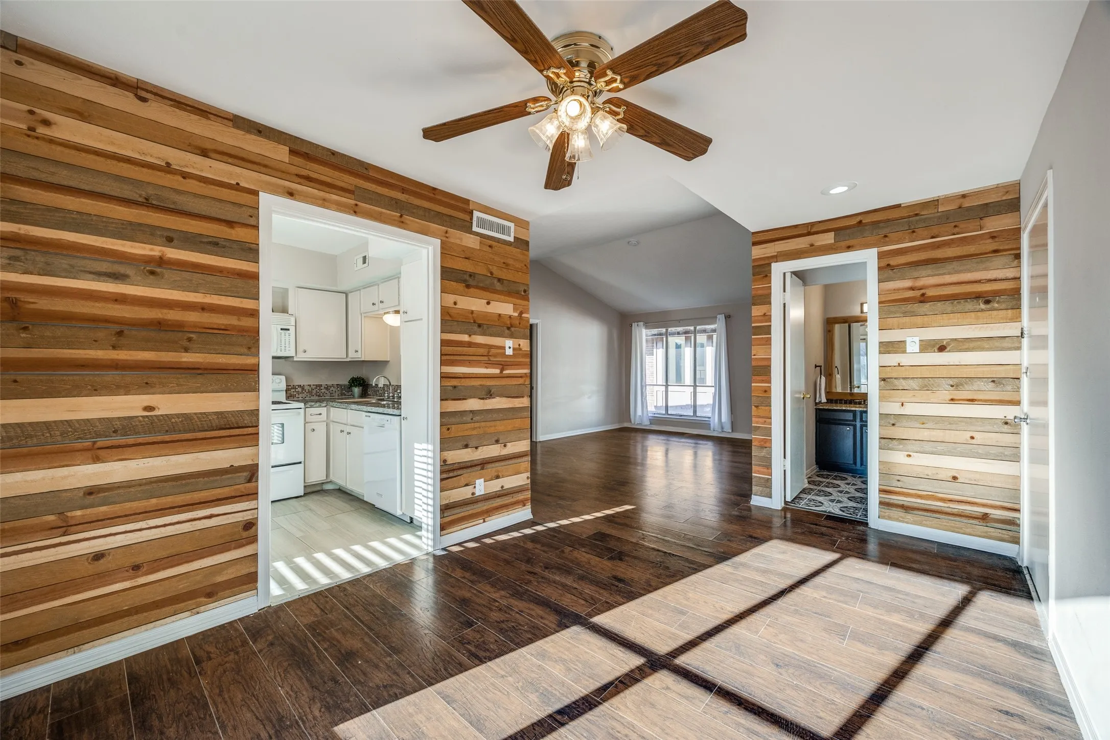 Condominium For Sale in Dallas County , 10532 Stone Canyon Road 209, Dallas, Texas 75230, 2 Bedroom, 2 Bathroom, Garage spaces, 932 Sqft, built in 1970, Preowned, mls#21253740, Real Estate Agent in Dallas, Homes For Sale in Dallas county, Homes For Sale in Dallas, Realtor in Dallas Texas, Real Estate Brokerage Independent Realty Texas, Luminita Cordes Realtor