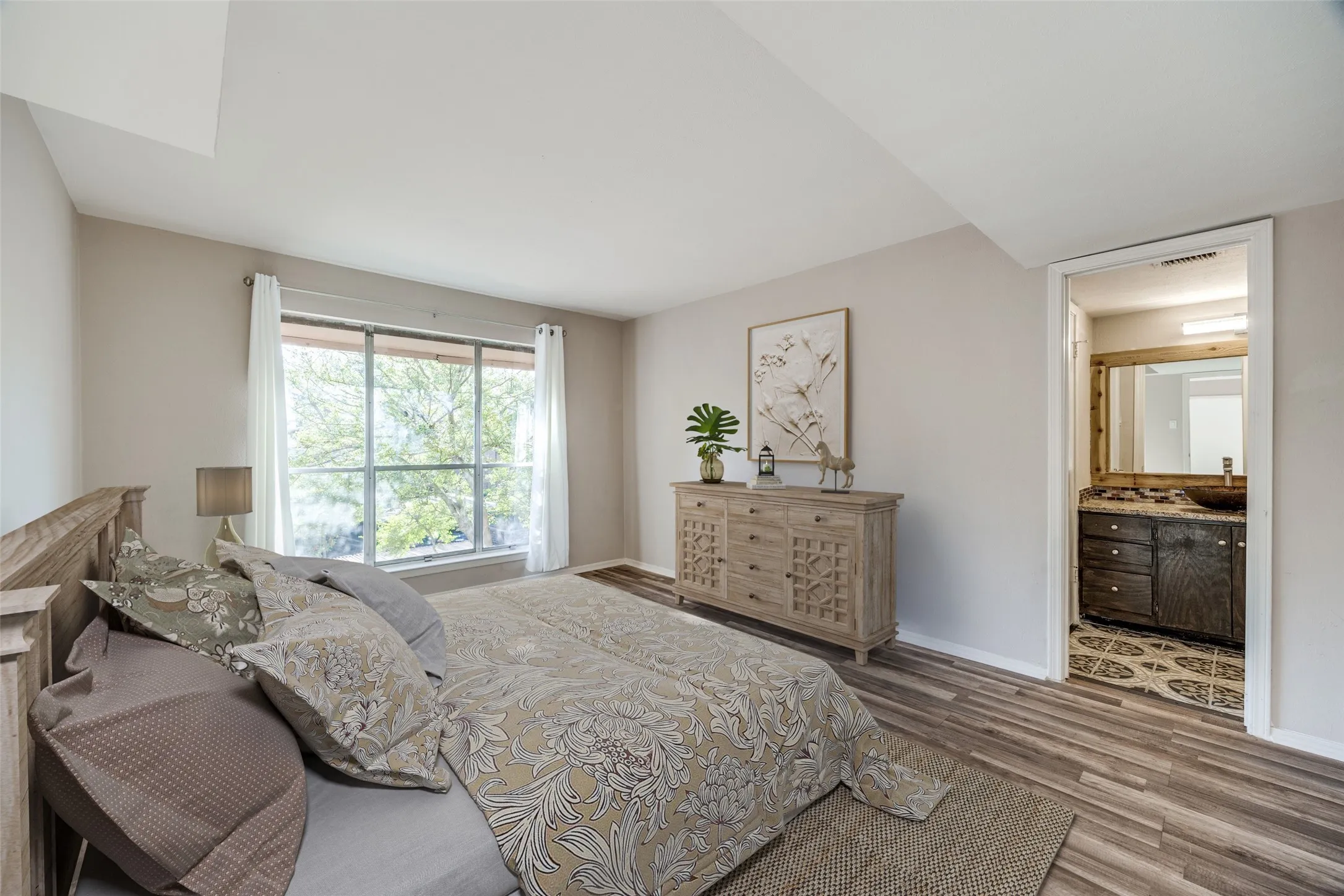 Condominium For Sale in Dallas County , 10532 Stone Canyon Road 209, Dallas, Texas 75230, 2 Bedroom, 2 Bathroom, Garage spaces, 932 Sqft, built in 1970, Preowned, mls#21253740, Real Estate Agent in Dallas, Homes For Sale in Dallas county, Homes For Sale in Dallas, Realtor in Dallas Texas, Real Estate Brokerage Independent Realty Texas, Luminita Cordes Realtor