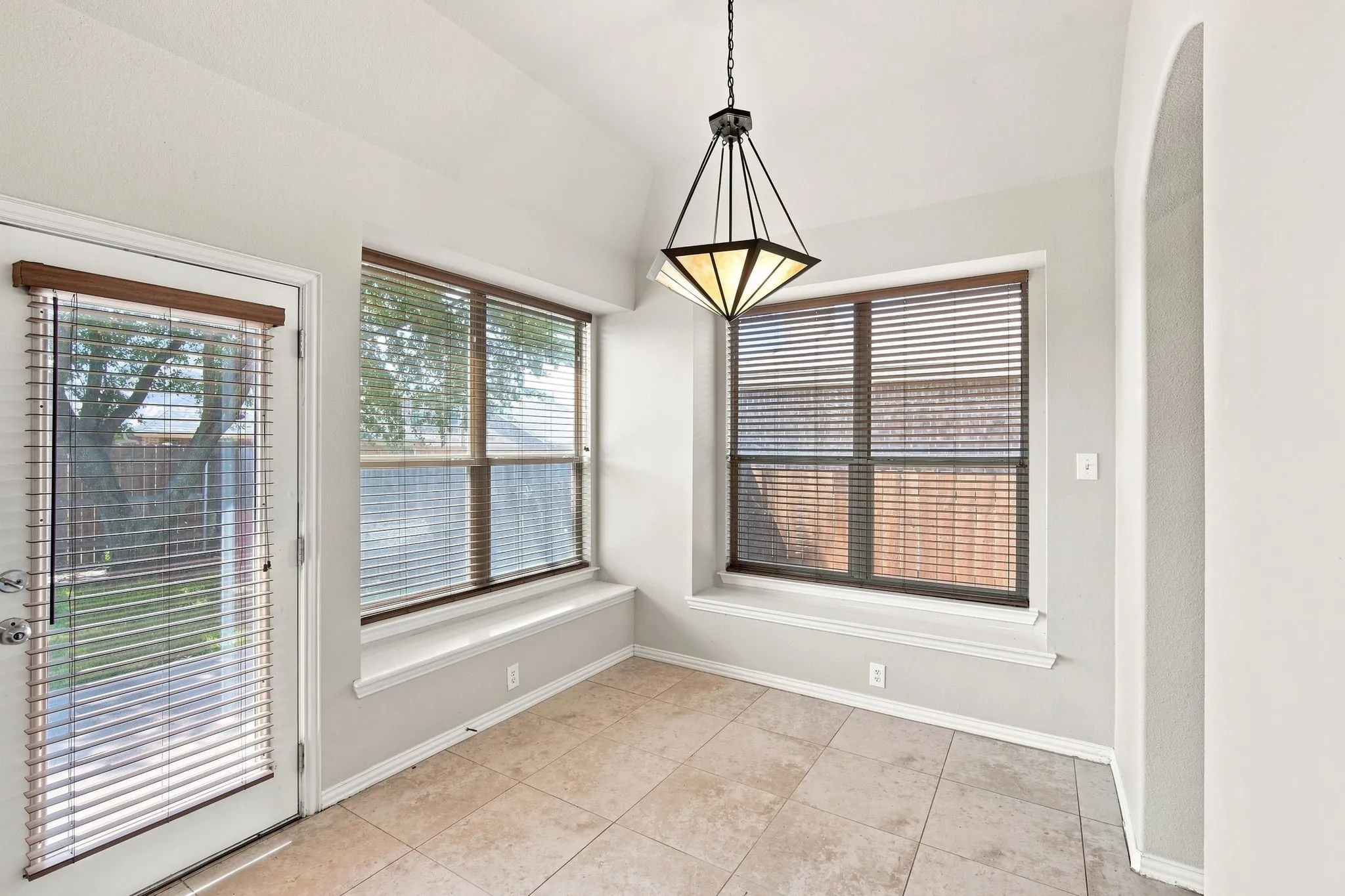 Single Family Residence For Sale in Denton County , 1020 Lake Hollow Drive, Little Elm, Texas 75068, 3 Bedroom, 2 Bathroom, 2 Garage spaces, 1,660 Sqft, built in 2007, mls#21248415, Real Estate Agent in Little Elm, Homes For Sale in Denton county, Homes For Sale in Little Elm, Realtor in Little Elm Texas, Real Estate Brokerage Independent Realty Texas, Luminita Cordes Realtor
