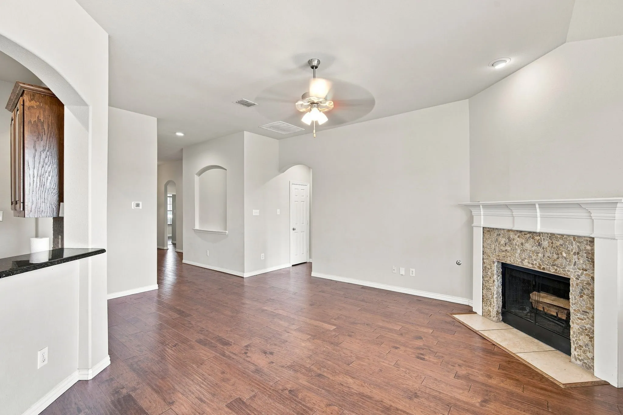 Single Family Residence For Sale in Denton County , 1020 Lake Hollow Drive, Little Elm, Texas 75068, 3 Bedroom, 2 Bathroom, 2 Garage spaces, 1,660 Sqft, built in 2007, mls#21248415, Real Estate Agent in Little Elm, Homes For Sale in Denton county, Homes For Sale in Little Elm, Realtor in Little Elm Texas, Real Estate Brokerage Independent Realty Texas, Luminita Cordes Realtor