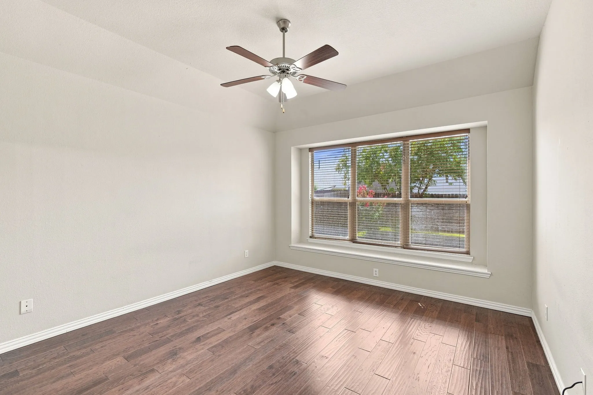 Single Family Residence For Sale in Denton County , 1020 Lake Hollow Drive, Little Elm, Texas 75068, 3 Bedroom, 2 Bathroom, 2 Garage spaces, 1,660 Sqft, built in 2007, mls#21248415, Real Estate Agent in Little Elm, Homes For Sale in Denton county, Homes For Sale in Little Elm, Realtor in Little Elm Texas, Real Estate Brokerage Independent Realty Texas, Luminita Cordes Realtor