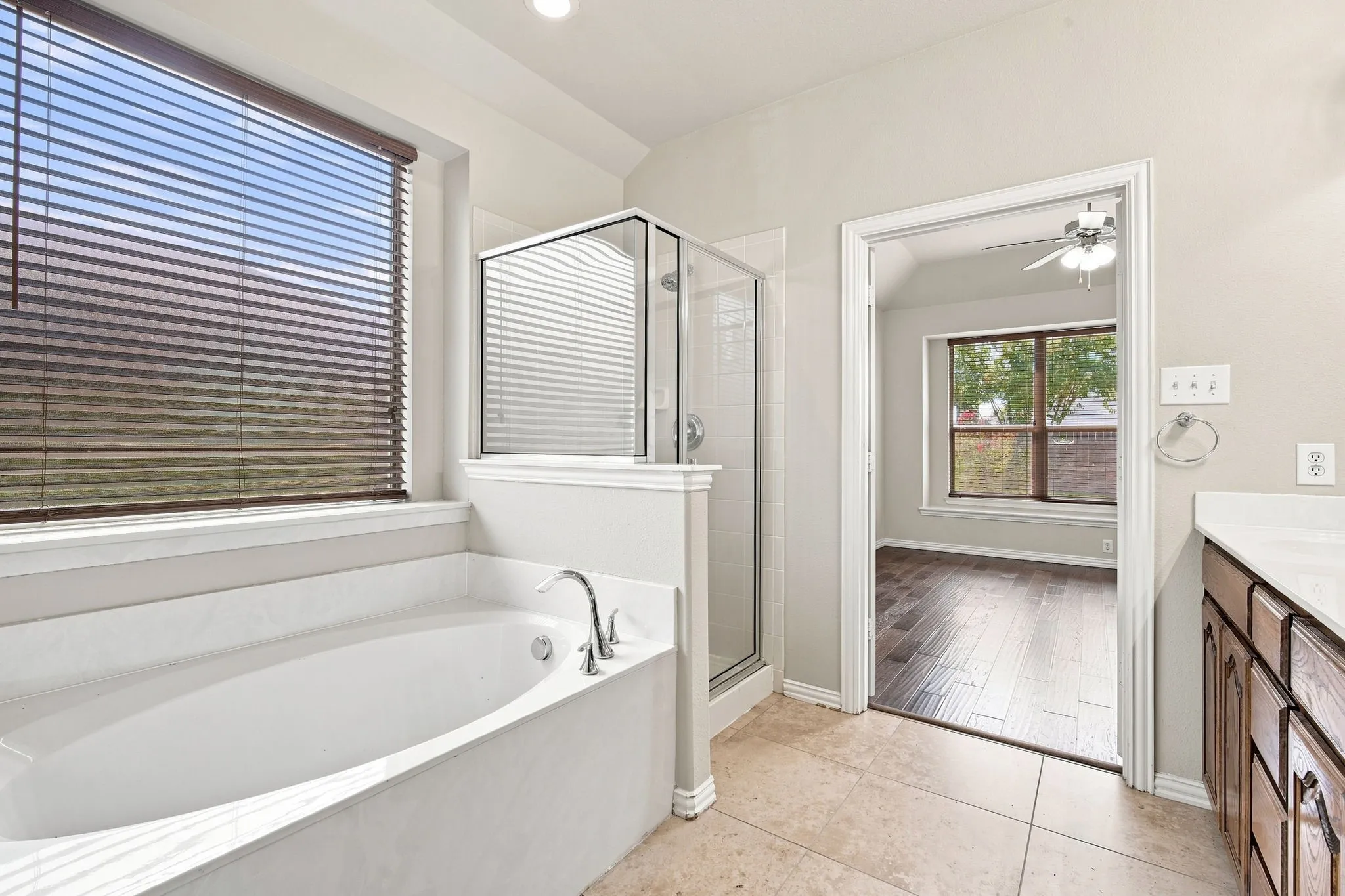 Single Family Residence For Sale in Denton County , 1020 Lake Hollow Drive, Little Elm, Texas 75068, 3 Bedroom, 2 Bathroom, 2 Garage spaces, 1,660 Sqft, built in 2007, mls#21248415, Real Estate Agent in Little Elm, Homes For Sale in Denton county, Homes For Sale in Little Elm, Realtor in Little Elm Texas, Real Estate Brokerage Independent Realty Texas, Luminita Cordes Realtor