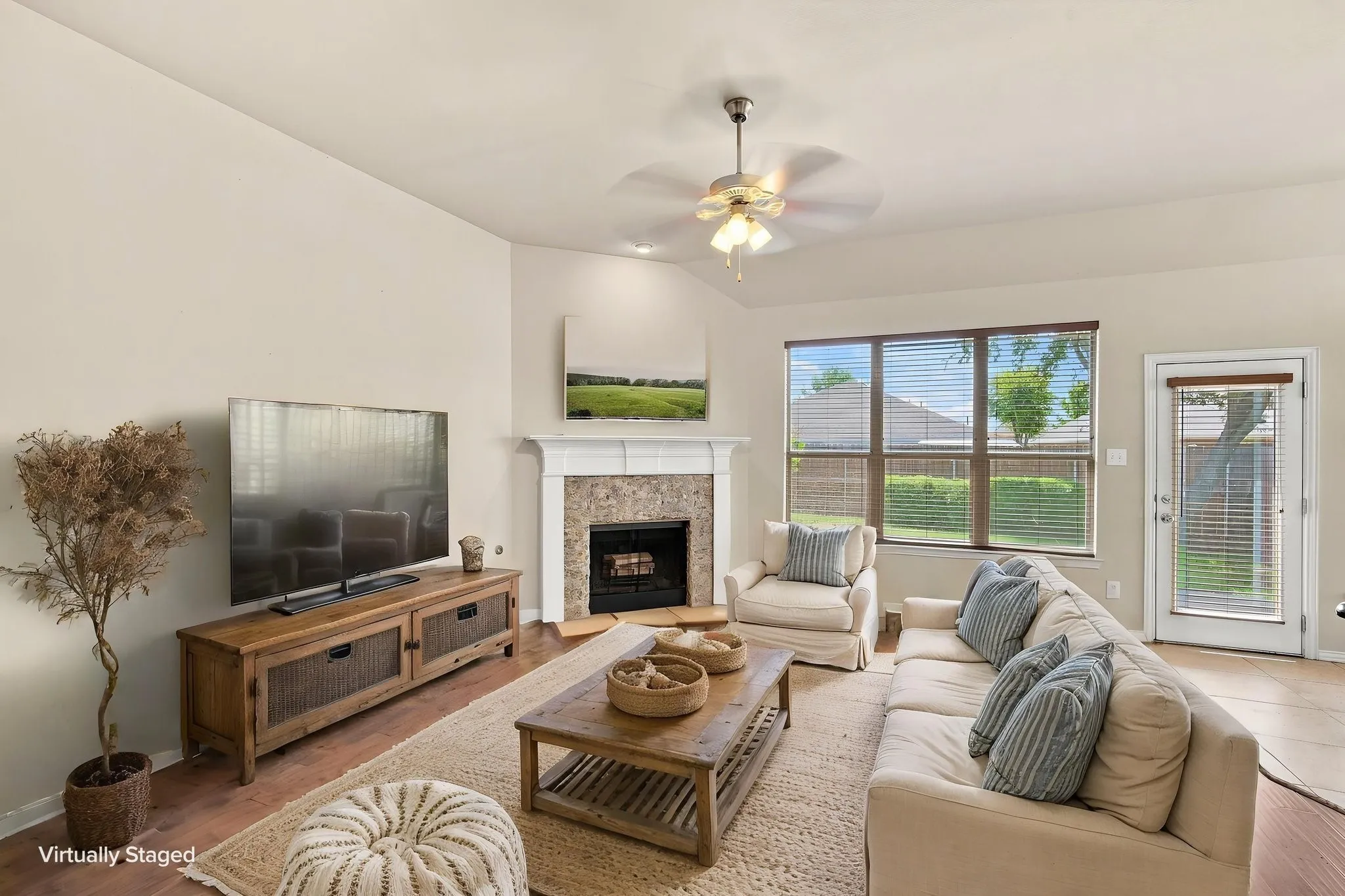 Single Family Residence For Sale in Denton County , 1020 Lake Hollow Drive, Little Elm, Texas 75068, 3 Bedroom, 2 Bathroom, 2 Garage spaces, 1,660 Sqft, built in 2007, mls#21248415, Real Estate Agent in Little Elm, Homes For Sale in Denton county, Homes For Sale in Little Elm, Realtor in Little Elm Texas, Real Estate Brokerage Independent Realty Texas, Luminita Cordes Realtor