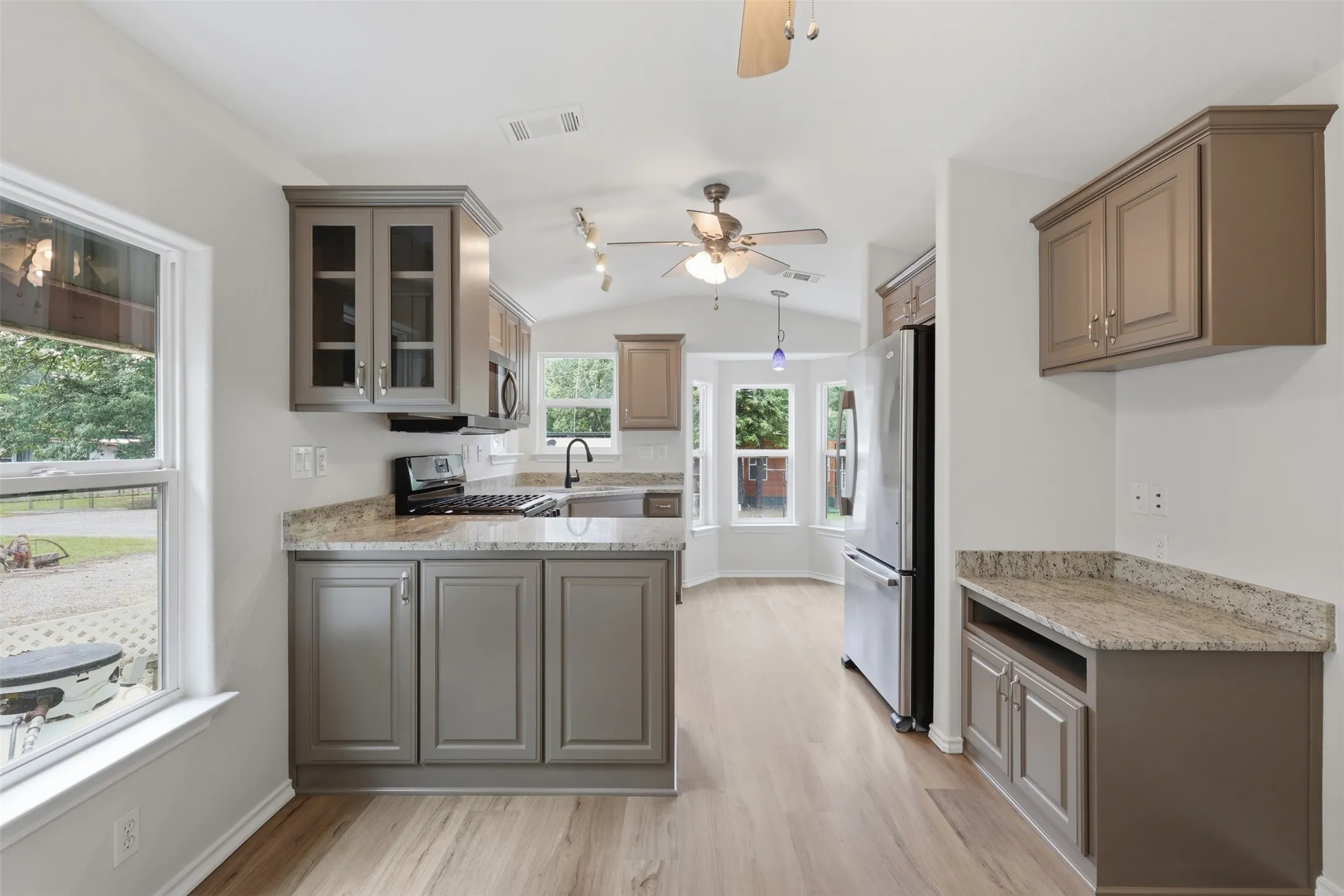 Manufactured Home For Sale in Wood County , 6435 FM 17 375, Yantis, Texas 75497, 1 Bedroom, 1 Bathroom, Garage spaces, 1,065 Sqft, built in 0, Preowned, mls#21255766, Real Estate Agent in Yantis, Homes For Sale in Wood county, Homes For Sale in Yantis, Realtor in Yantis Texas, Real Estate Brokerage Independent Realty Texas, Luminita Cordes Realtor