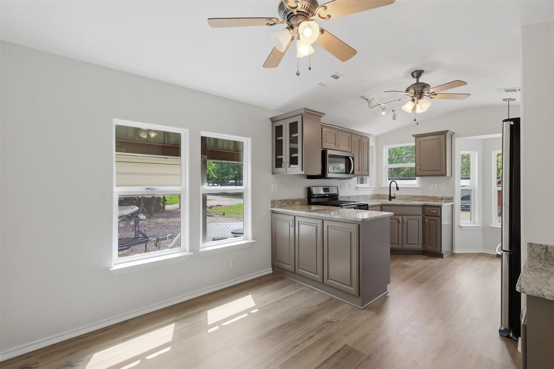 Manufactured Home For Sale in Wood County , 6435 FM 17 375, Yantis, Texas 75497, 1 Bedroom, 1 Bathroom, Garage spaces, 1,065 Sqft, built in 0, Preowned, mls#21255766, Real Estate Agent in Yantis, Homes For Sale in Wood county, Homes For Sale in Yantis, Realtor in Yantis Texas, Real Estate Brokerage Independent Realty Texas, Luminita Cordes Realtor