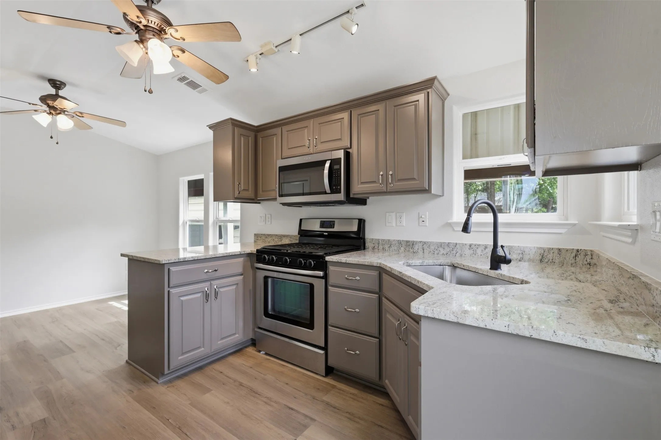 Manufactured Home For Sale in Wood County , 6435 FM 17 375, Yantis, Texas 75497, 1 Bedroom, 1 Bathroom, Garage spaces, 1,065 Sqft, built in 0, Preowned, mls#21255766, Real Estate Agent in Yantis, Homes For Sale in Wood county, Homes For Sale in Yantis, Realtor in Yantis Texas, Real Estate Brokerage Independent Realty Texas, Luminita Cordes Realtor
