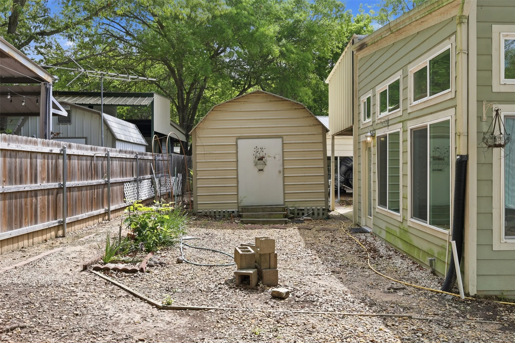 Manufactured Home For Sale in Wood County , 6435 FM 17 375, Yantis, Texas 75497, 1 Bedroom, 1 Bathroom, Garage spaces, 1,065 Sqft, built in 0, Preowned, mls#21255766, Real Estate Agent in Yantis, Homes For Sale in Wood county, Homes For Sale in Yantis, Realtor in Yantis Texas, Real Estate Brokerage Independent Realty Texas, Luminita Cordes Realtor