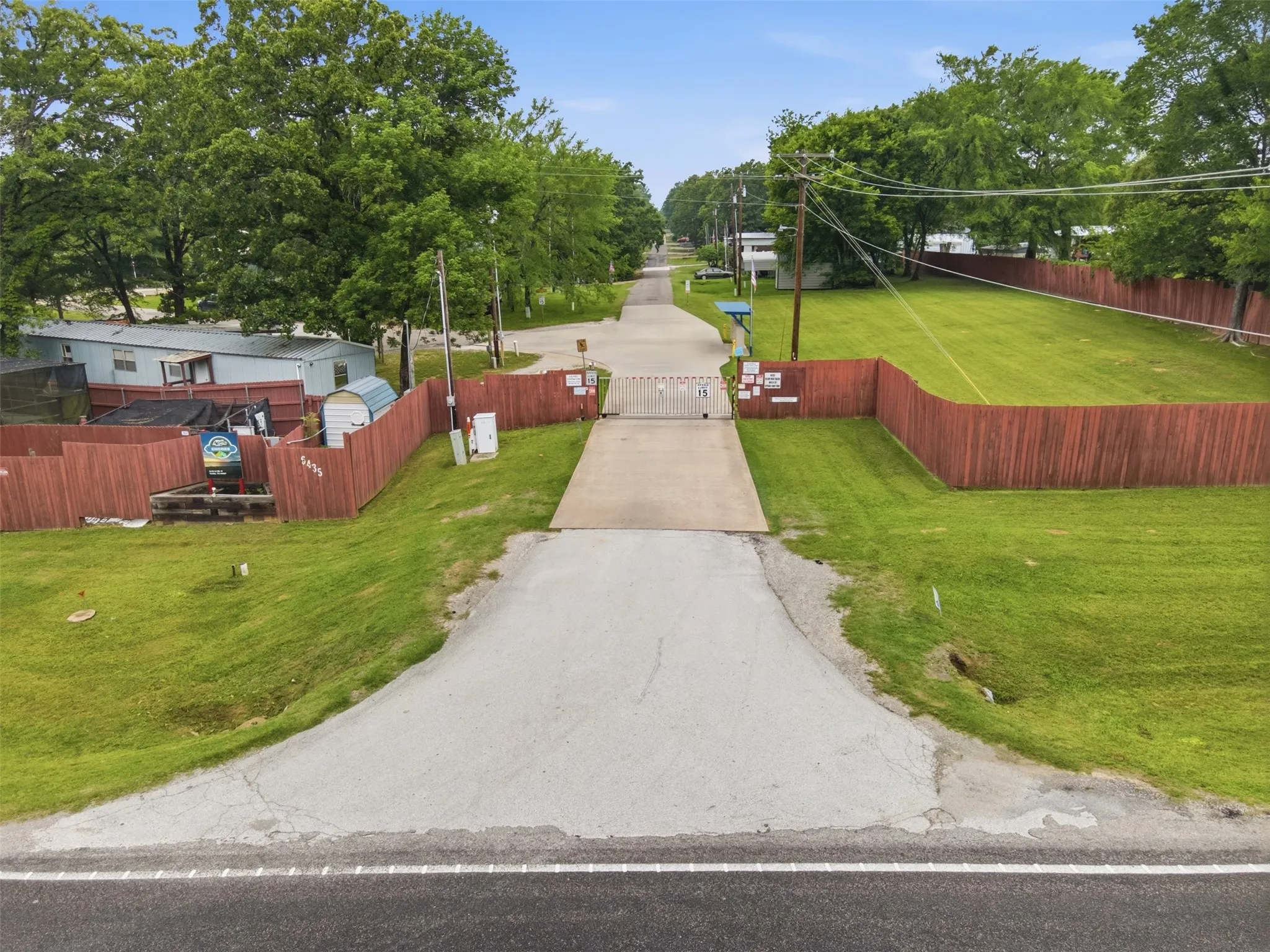 Manufactured Home For Sale in Wood County , 6435 FM 17 375, Yantis, Texas 75497, 1 Bedroom, 1 Bathroom, Garage spaces, 1,065 Sqft, built in 0, Preowned, mls#21255766, Real Estate Agent in Yantis, Homes For Sale in Wood county, Homes For Sale in Yantis, Realtor in Yantis Texas, Real Estate Brokerage Independent Realty Texas, Luminita Cordes Realtor