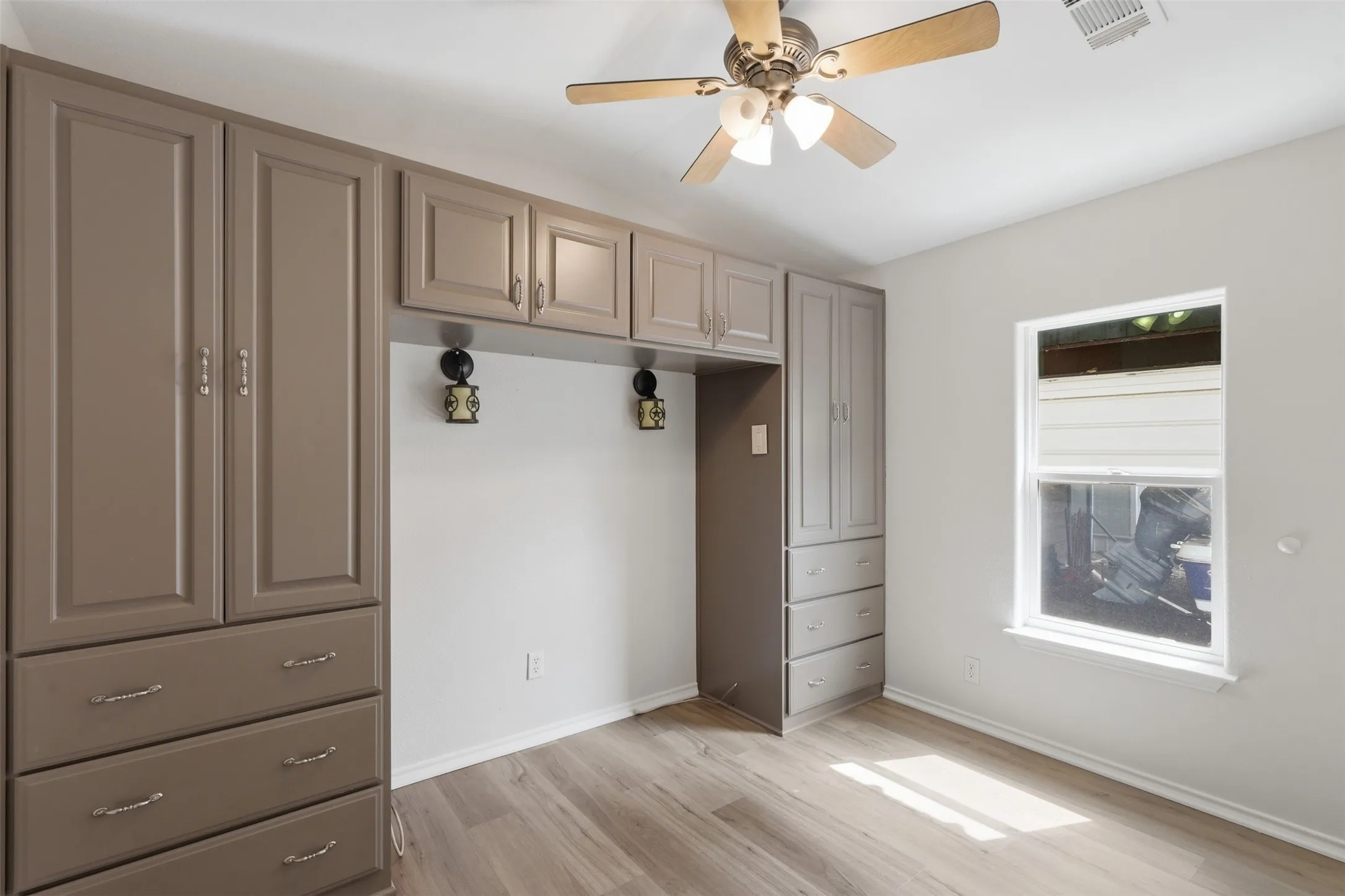 Manufactured Home For Sale in Wood County , 6435 FM 17 375, Yantis, Texas 75497, 1 Bedroom, 1 Bathroom, Garage spaces, 1,065 Sqft, built in 0, Preowned, mls#21255766, Real Estate Agent in Yantis, Homes For Sale in Wood county, Homes For Sale in Yantis, Realtor in Yantis Texas, Real Estate Brokerage Independent Realty Texas, Luminita Cordes Realtor