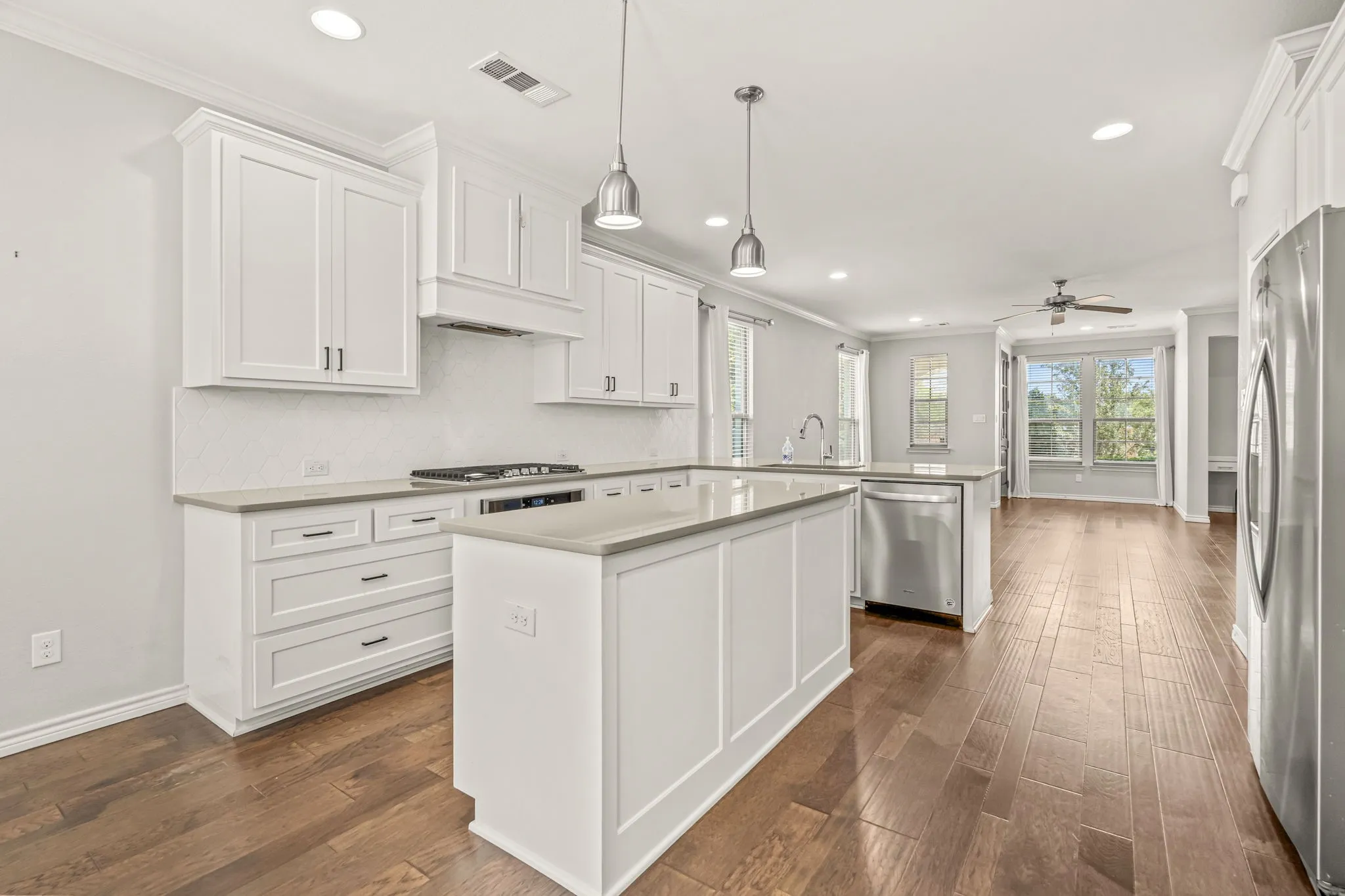 Townhouse For Sale in Tarrant County , 3711 Byers Avenue, Fort Worth, Texas 76107, 3 Bedroom, 4 Bathroom, 2 Garage spaces, 1,940 Sqft, built in 2019, Preowned, mls#21255504, Real Estate Agent in Fort Worth, Homes For Sale in Tarrant county, Homes For Sale in Fort Worth, Realtor in Fort Worth Texas, Real Estate Brokerage Independent Realty Texas, Luminita Cordes Realtor