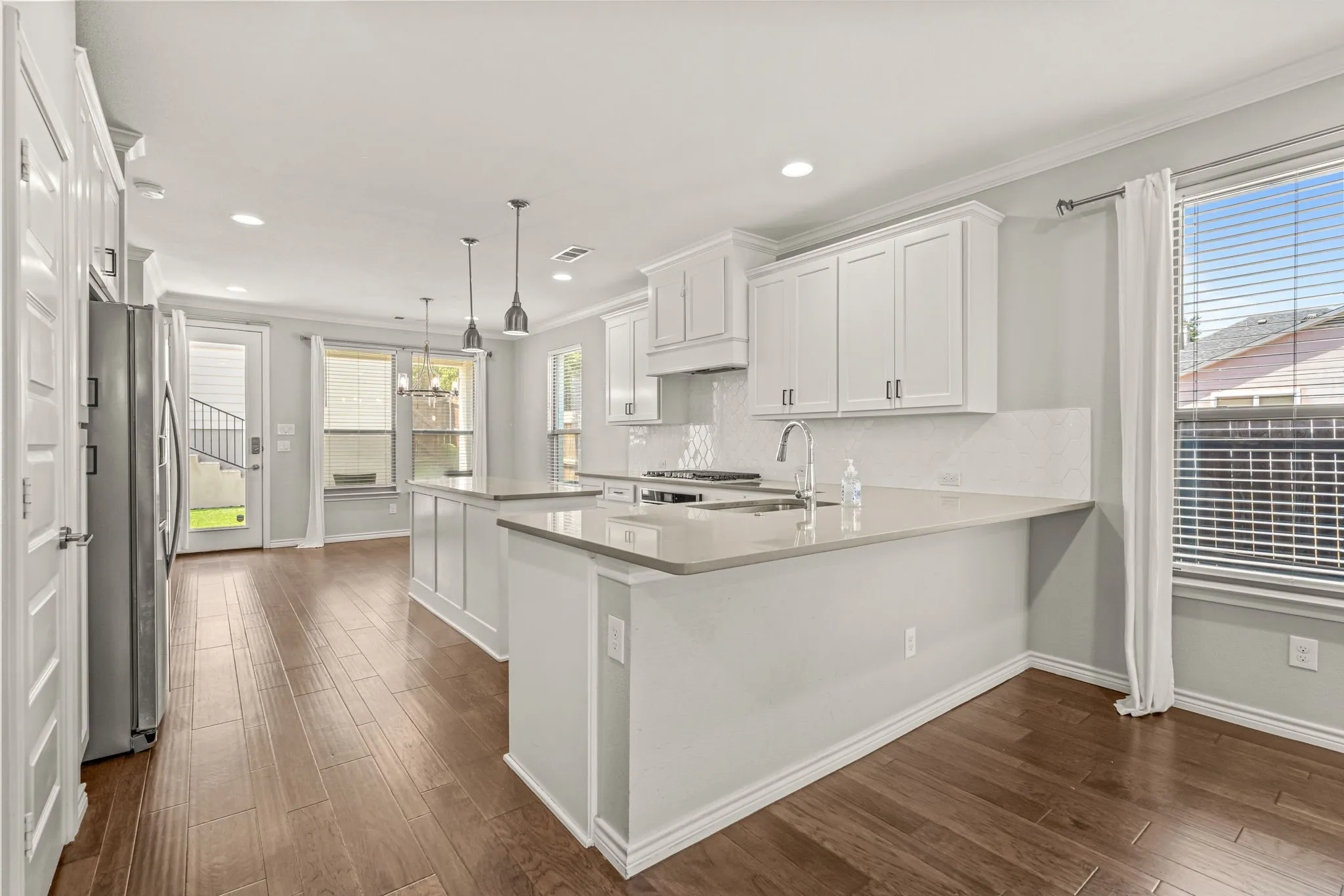 Townhouse For Sale in Tarrant County , 3711 Byers Avenue, Fort Worth, Texas 76107, 3 Bedroom, 4 Bathroom, 2 Garage spaces, 1,940 Sqft, built in 2019, Preowned, mls#21255504, Real Estate Agent in Fort Worth, Homes For Sale in Tarrant county, Homes For Sale in Fort Worth, Realtor in Fort Worth Texas, Real Estate Brokerage Independent Realty Texas, Luminita Cordes Realtor