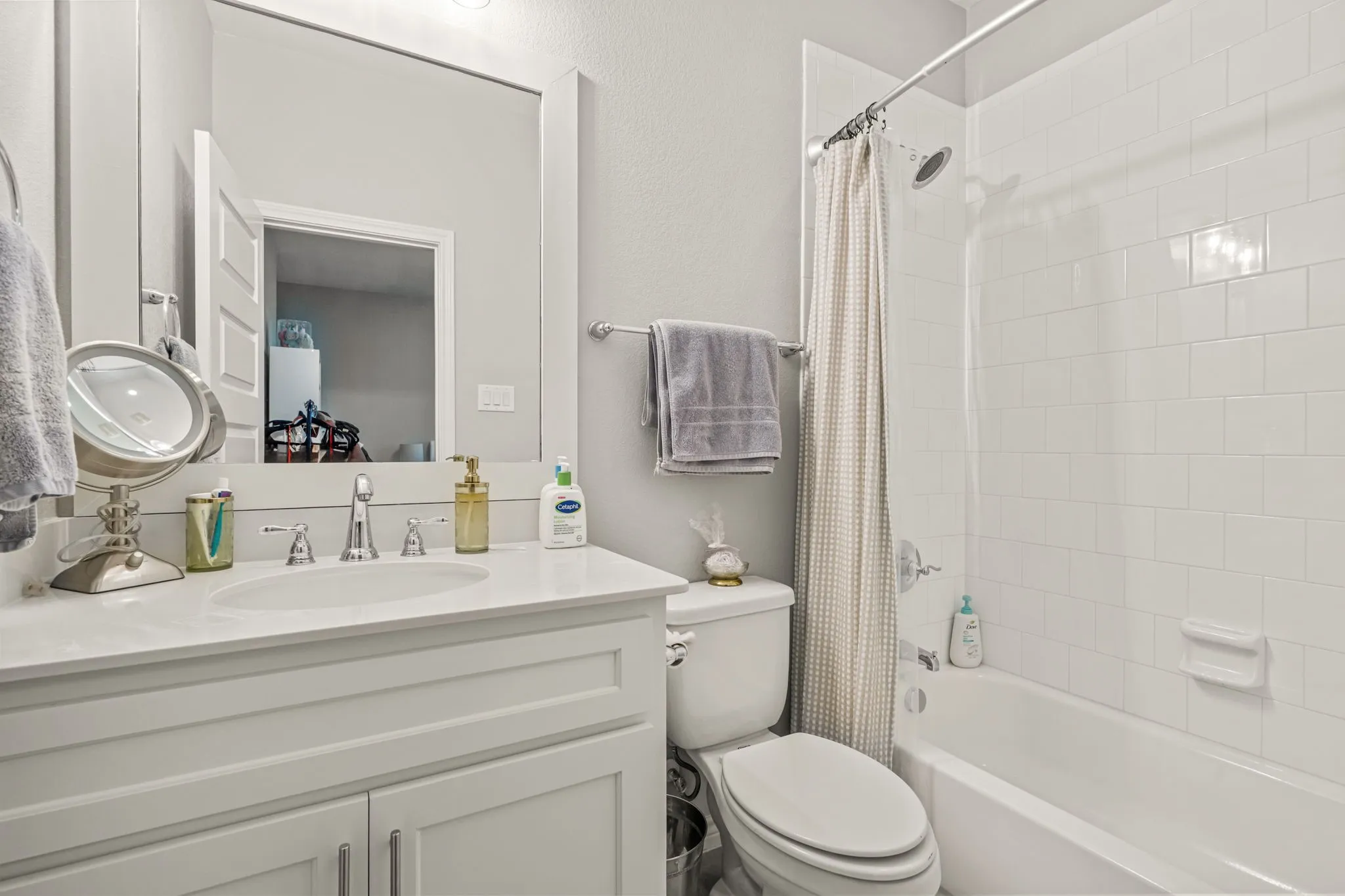 Townhouse For Sale in Tarrant County , 3711 Byers Avenue, Fort Worth, Texas 76107, 3 Bedroom, 4 Bathroom, 2 Garage spaces, 1,940 Sqft, built in 2019, Preowned, mls#21255504, Real Estate Agent in Fort Worth, Homes For Sale in Tarrant county, Homes For Sale in Fort Worth, Realtor in Fort Worth Texas, Real Estate Brokerage Independent Realty Texas, Luminita Cordes Realtor