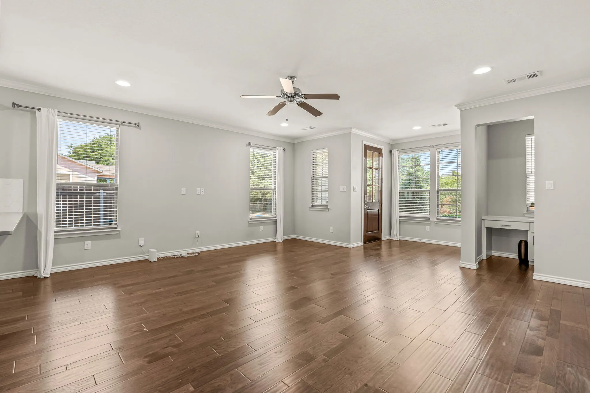 Townhouse For Sale in Tarrant County , 3711 Byers Avenue, Fort Worth, Texas 76107, 3 Bedroom, 4 Bathroom, 2 Garage spaces, 1,940 Sqft, built in 2019, Preowned, mls#21255504, Real Estate Agent in Fort Worth, Homes For Sale in Tarrant county, Homes For Sale in Fort Worth, Realtor in Fort Worth Texas, Real Estate Brokerage Independent Realty Texas, Luminita Cordes Realtor