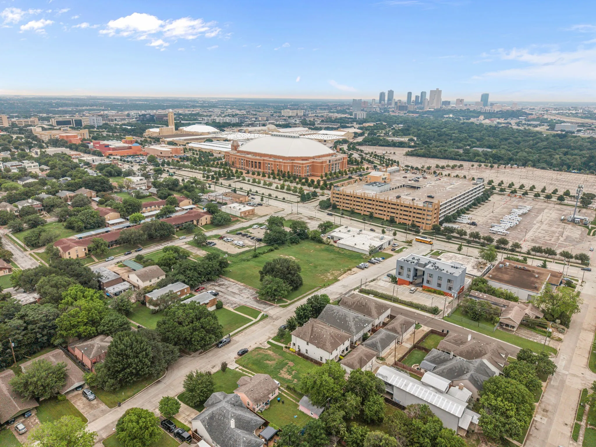 Townhouse For Sale in Tarrant County , 3711 Byers Avenue, Fort Worth, Texas 76107, 3 Bedroom, 4 Bathroom, 2 Garage spaces, 1,940 Sqft, built in 2019, Preowned, mls#21255504, Real Estate Agent in Fort Worth, Homes For Sale in Tarrant county, Homes For Sale in Fort Worth, Realtor in Fort Worth Texas, Real Estate Brokerage Independent Realty Texas, Luminita Cordes Realtor