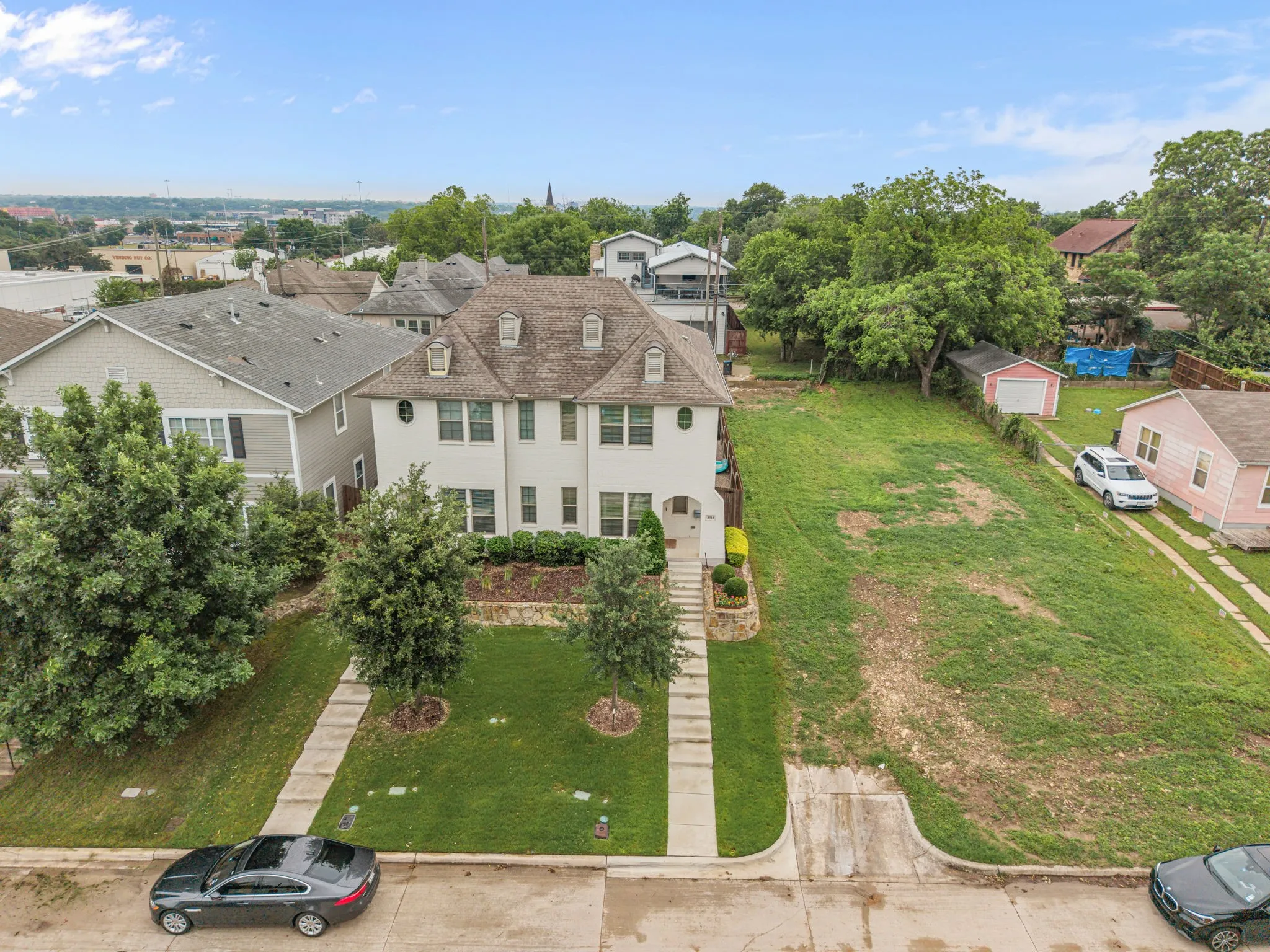 Townhouse For Sale in Tarrant County , 3711 Byers Avenue, Fort Worth, Texas 76107, 3 Bedroom, 4 Bathroom, 2 Garage spaces, 1,940 Sqft, built in 2019, Preowned, mls#21255504, Real Estate Agent in Fort Worth, Homes For Sale in Tarrant county, Homes For Sale in Fort Worth, Realtor in Fort Worth Texas, Real Estate Brokerage Independent Realty Texas, Luminita Cordes Realtor