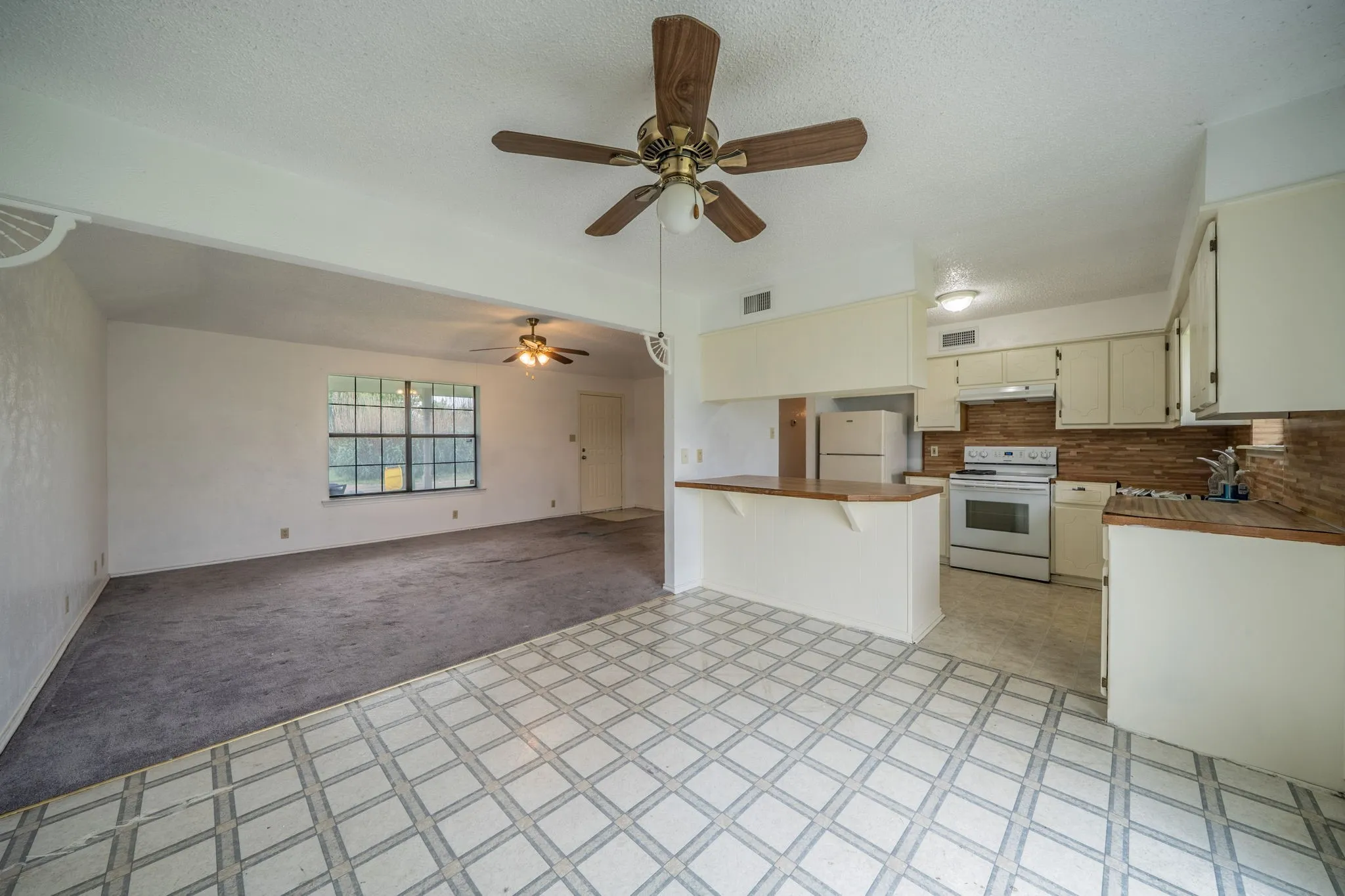 Single Family Residence For Sale in Ellis County , 516 Venice Drive, Italy, Texas 76651, 3 Bedroom, 1 Bathroom, 1 Garage spaces, 1,146 Sqft, built in 1986, mls#21254930, Real Estate Agent in Italy, Homes For Sale in Ellis county, Homes For Sale in Italy, Realtor in Italy Texas, Real Estate Brokerage Independent Realty Texas, Luminita Cordes Realtor