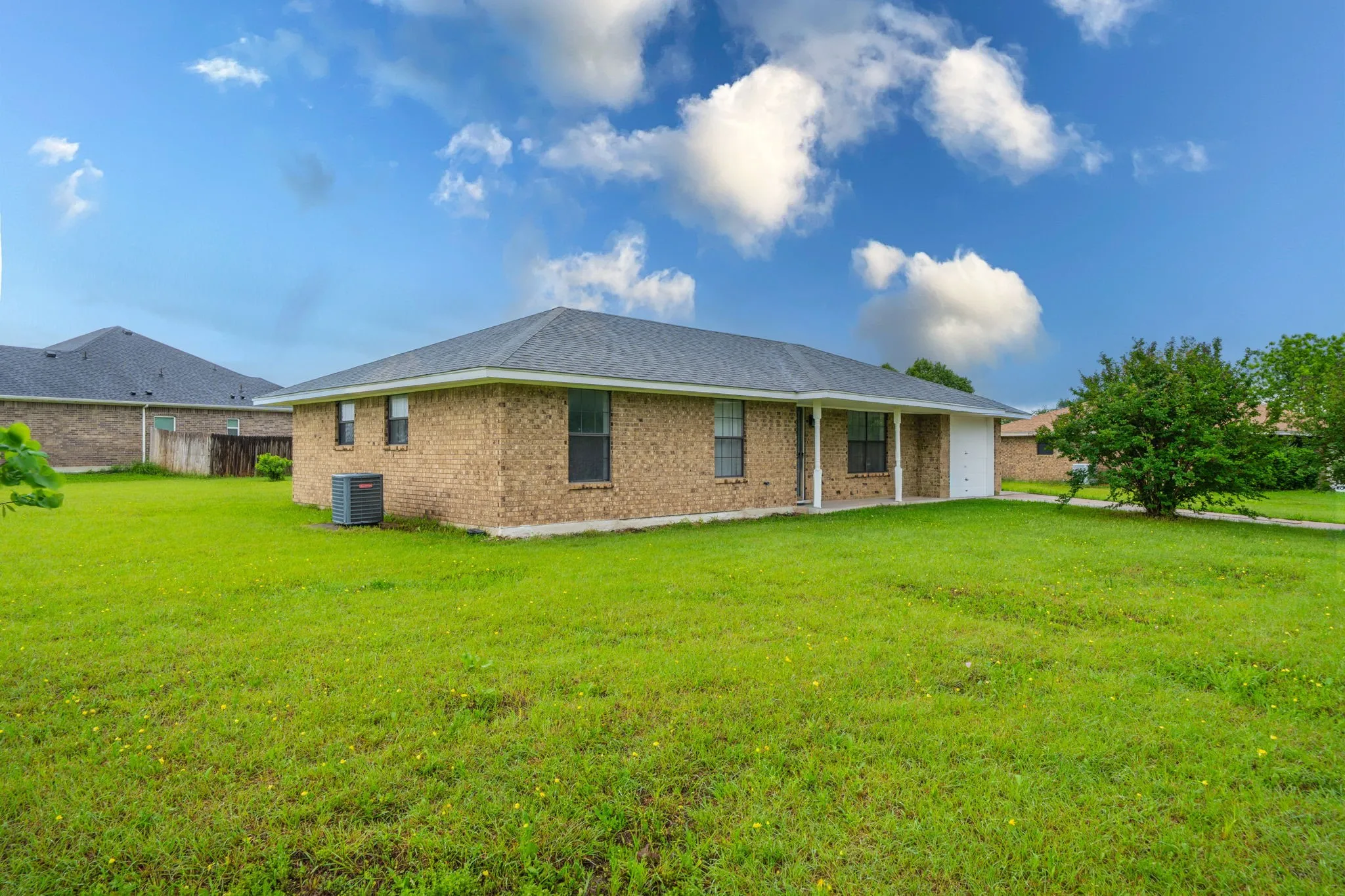 Single Family Residence For Sale in Ellis County , 516 Venice Drive, Italy, Texas 76651, 3 Bedroom, 1 Bathroom, 1 Garage spaces, 1,146 Sqft, built in 1986, mls#21254930, Real Estate Agent in Italy, Homes For Sale in Ellis county, Homes For Sale in Italy, Realtor in Italy Texas, Real Estate Brokerage Independent Realty Texas, Luminita Cordes Realtor