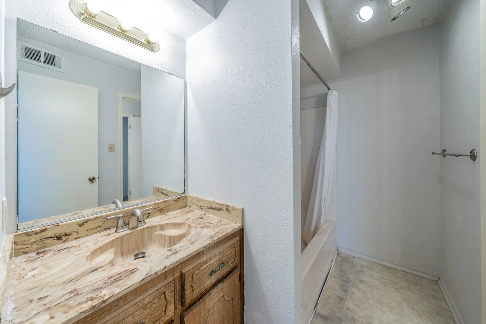 Single Family Residence For Sale in Ellis County , 516 Venice Drive, Italy, Texas 76651, 3 Bedroom, 1 Bathroom, 1 Garage spaces, 1,146 Sqft, built in 1986, mls#21254930, Real Estate Agent in Italy, Homes For Sale in Ellis county, Homes For Sale in Italy, Realtor in Italy Texas, Real Estate Brokerage Independent Realty Texas, Luminita Cordes Realtor