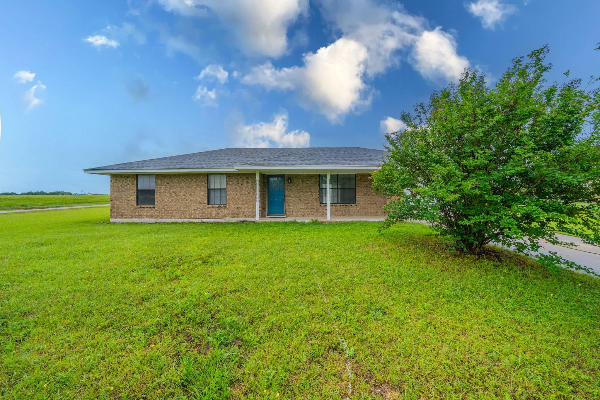 Single Family Residence For Sale in Ellis County , 516 Venice Drive, Italy, Texas 76651, 3 Bedroom, 1 Bathroom, 1 Garage spaces, 1,146 Sqft, built in 1986, mls#21254930, Real Estate Agent in Italy, Homes For Sale in Ellis county, Homes For Sale in Italy, Realtor in Italy Texas, Real Estate Brokerage Independent Realty Texas, Luminita Cordes Realtor