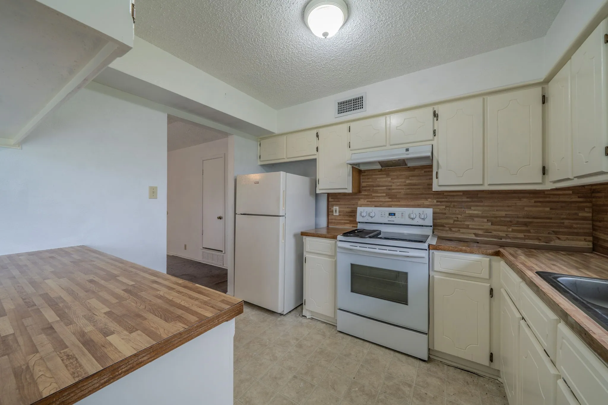 Single Family Residence For Sale in Ellis County , 516 Venice Drive, Italy, Texas 76651, 3 Bedroom, 1 Bathroom, 1 Garage spaces, 1,146 Sqft, built in 1986, mls#21254930, Real Estate Agent in Italy, Homes For Sale in Ellis county, Homes For Sale in Italy, Realtor in Italy Texas, Real Estate Brokerage Independent Realty Texas, Luminita Cordes Realtor