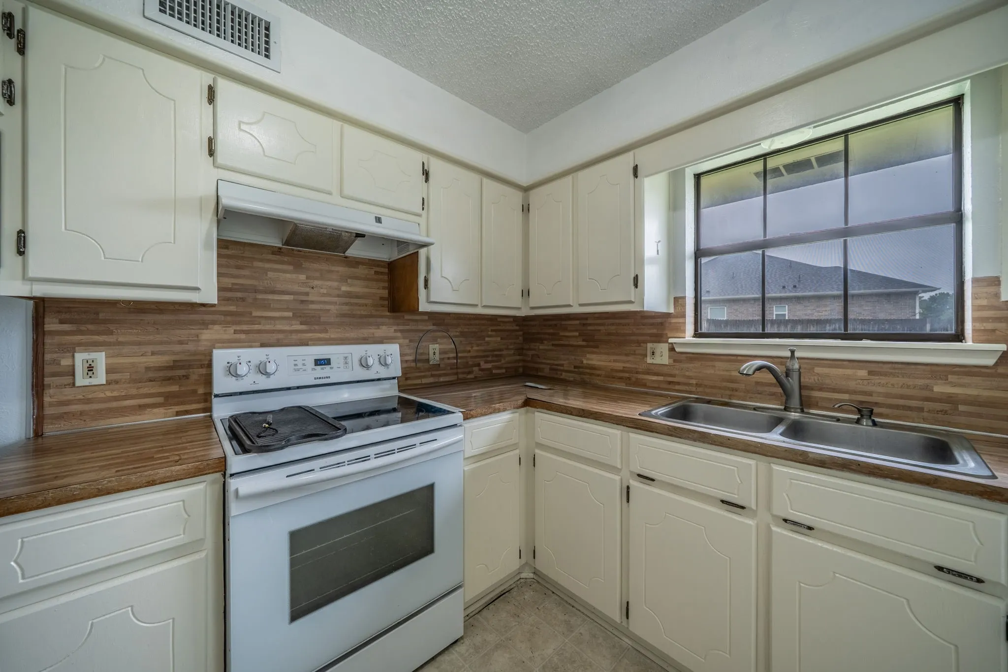 Single Family Residence For Sale in Ellis County , 516 Venice Drive, Italy, Texas 76651, 3 Bedroom, 1 Bathroom, 1 Garage spaces, 1,146 Sqft, built in 1986, mls#21254930, Real Estate Agent in Italy, Homes For Sale in Ellis county, Homes For Sale in Italy, Realtor in Italy Texas, Real Estate Brokerage Independent Realty Texas, Luminita Cordes Realtor
