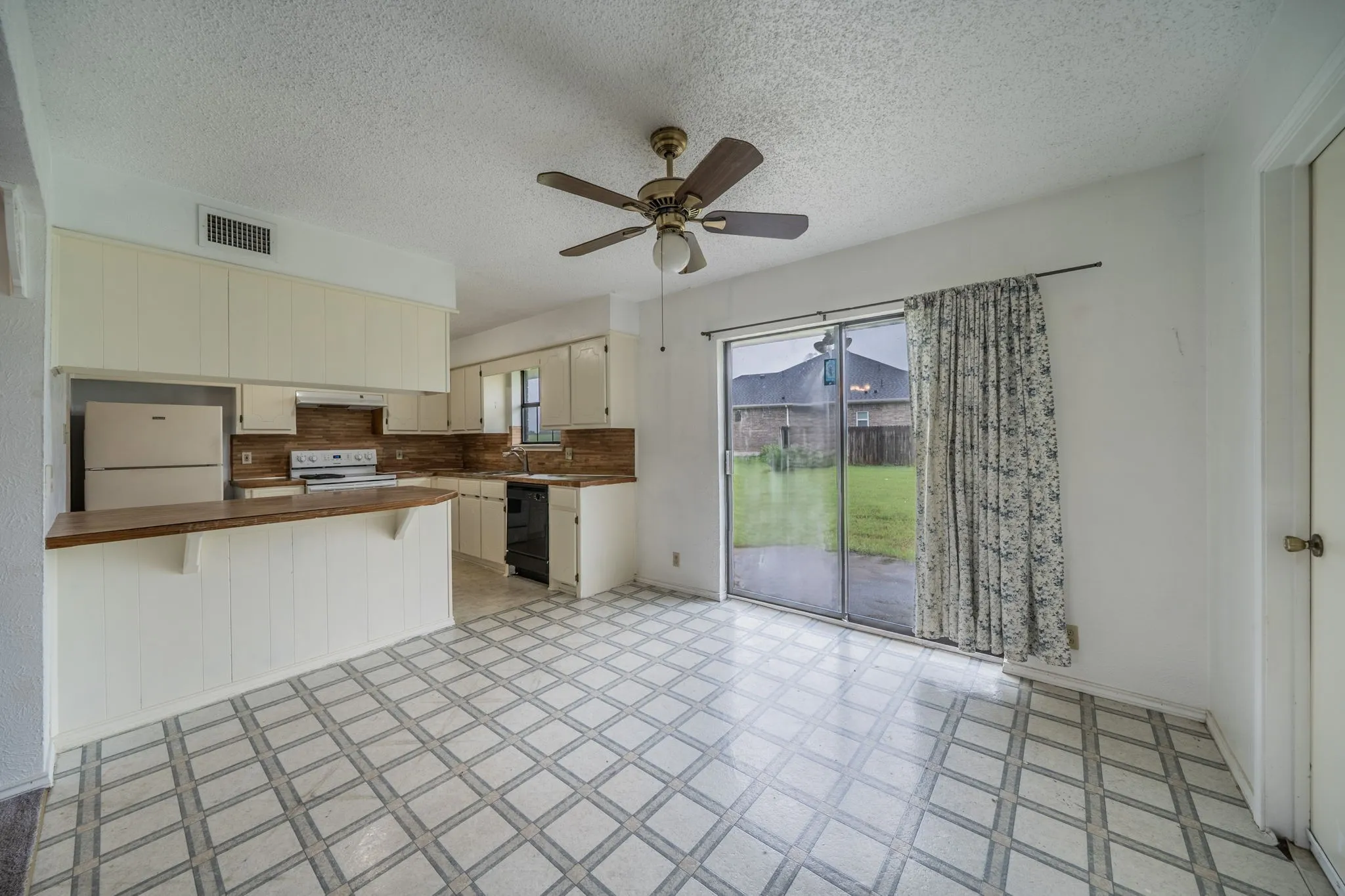 Single Family Residence For Sale in Ellis County , 516 Venice Drive, Italy, Texas 76651, 3 Bedroom, 1 Bathroom, 1 Garage spaces, 1,146 Sqft, built in 1986, mls#21254930, Real Estate Agent in Italy, Homes For Sale in Ellis county, Homes For Sale in Italy, Realtor in Italy Texas, Real Estate Brokerage Independent Realty Texas, Luminita Cordes Realtor