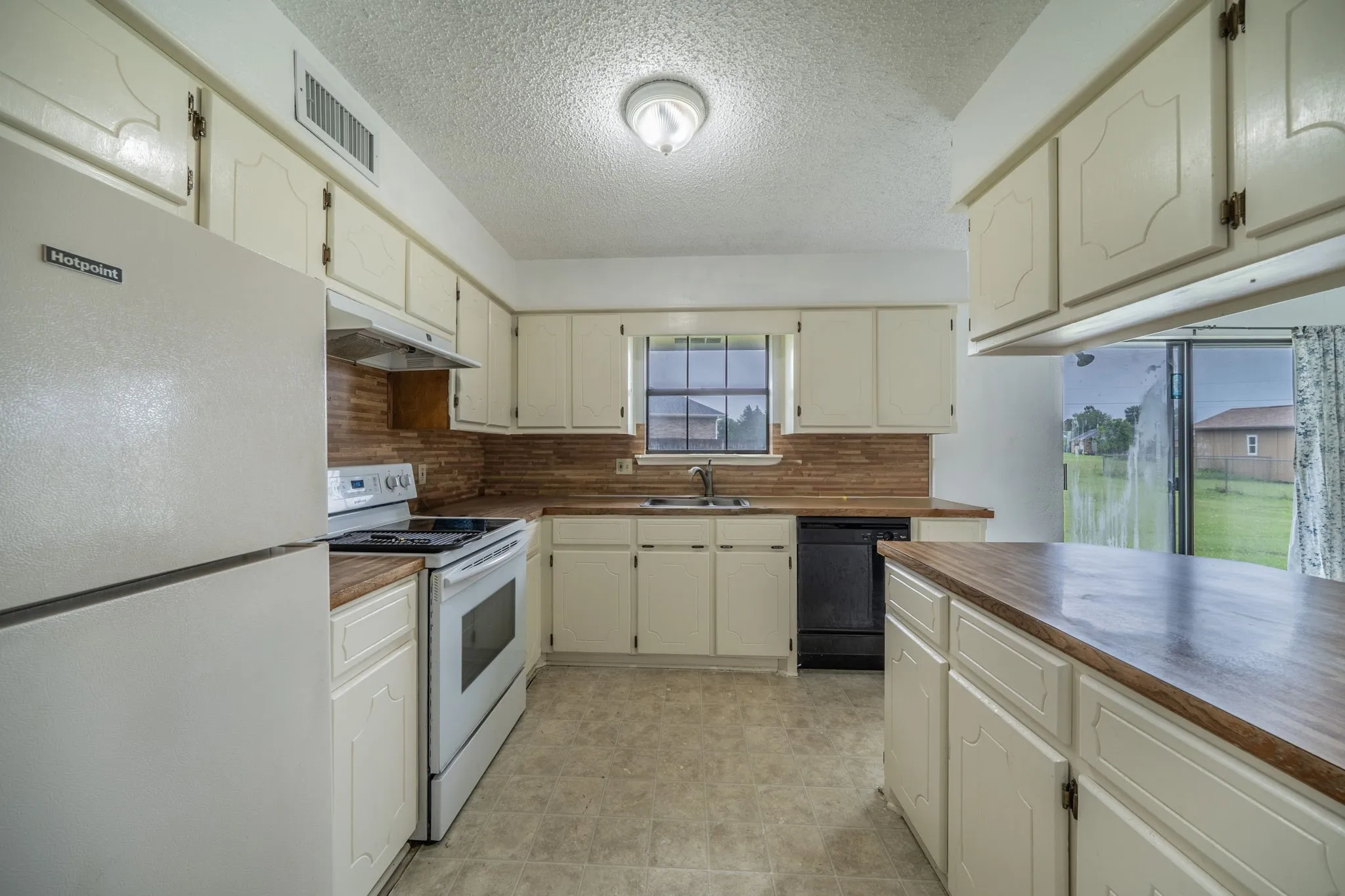 Single Family Residence For Sale in Ellis County , 516 Venice Drive, Italy, Texas 76651, 3 Bedroom, 1 Bathroom, 1 Garage spaces, 1,146 Sqft, built in 1986, mls#21254930, Real Estate Agent in Italy, Homes For Sale in Ellis county, Homes For Sale in Italy, Realtor in Italy Texas, Real Estate Brokerage Independent Realty Texas, Luminita Cordes Realtor