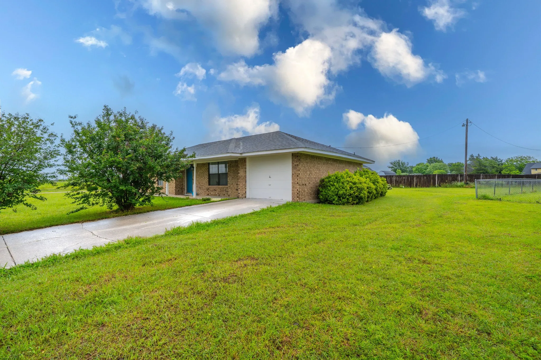 Single Family Residence For Sale in Ellis County , 516 Venice Drive, Italy, Texas 76651, 3 Bedroom, 1 Bathroom, 1 Garage spaces, 1,146 Sqft, built in 1986, mls#21254930, Real Estate Agent in Italy, Homes For Sale in Ellis county, Homes For Sale in Italy, Realtor in Italy Texas, Real Estate Brokerage Independent Realty Texas, Luminita Cordes Realtor