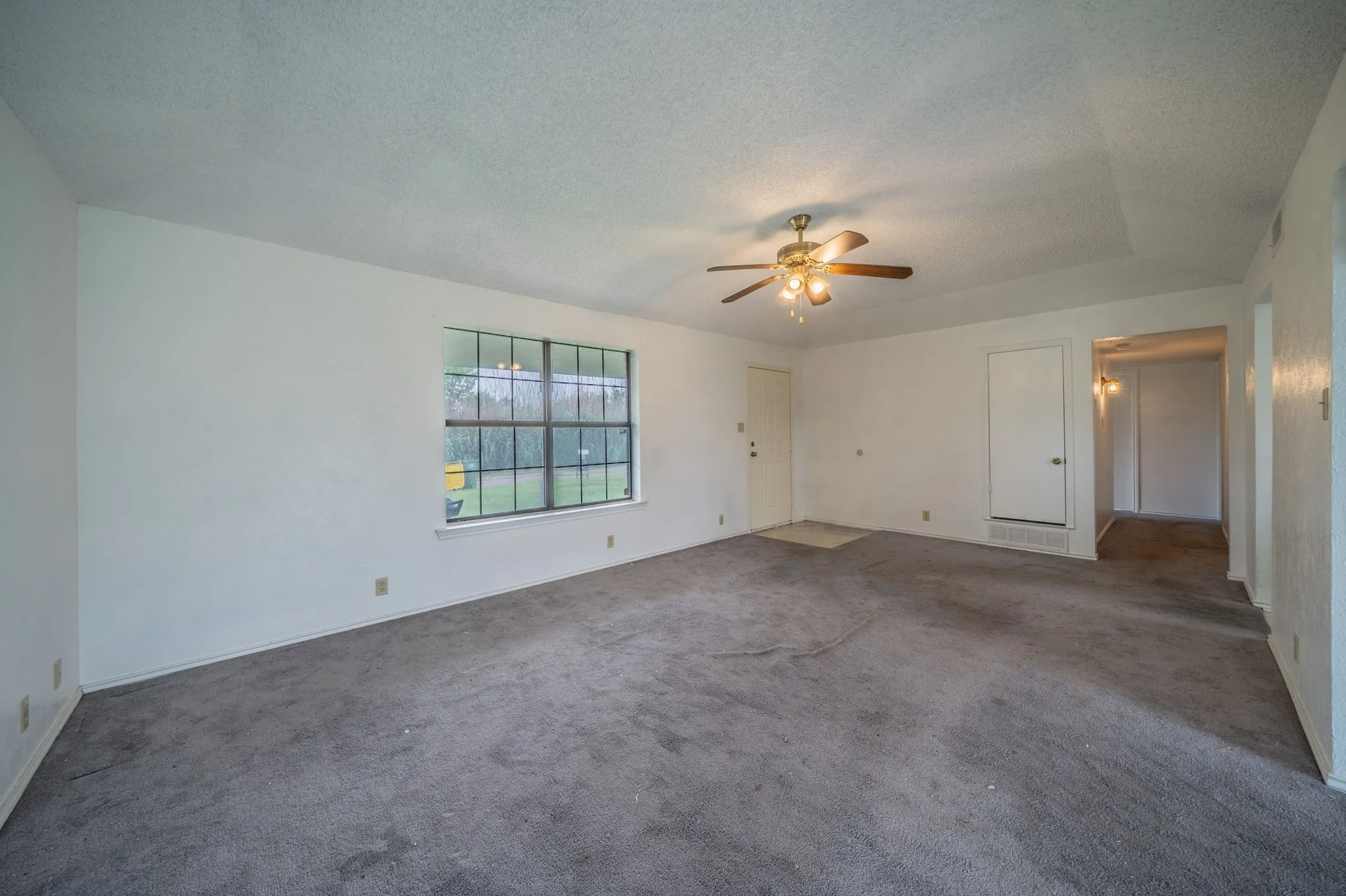Single Family Residence For Sale in Ellis County , 516 Venice Drive, Italy, Texas 76651, 3 Bedroom, 1 Bathroom, 1 Garage spaces, 1,146 Sqft, built in 1986, mls#21254930, Real Estate Agent in Italy, Homes For Sale in Ellis county, Homes For Sale in Italy, Realtor in Italy Texas, Real Estate Brokerage Independent Realty Texas, Luminita Cordes Realtor