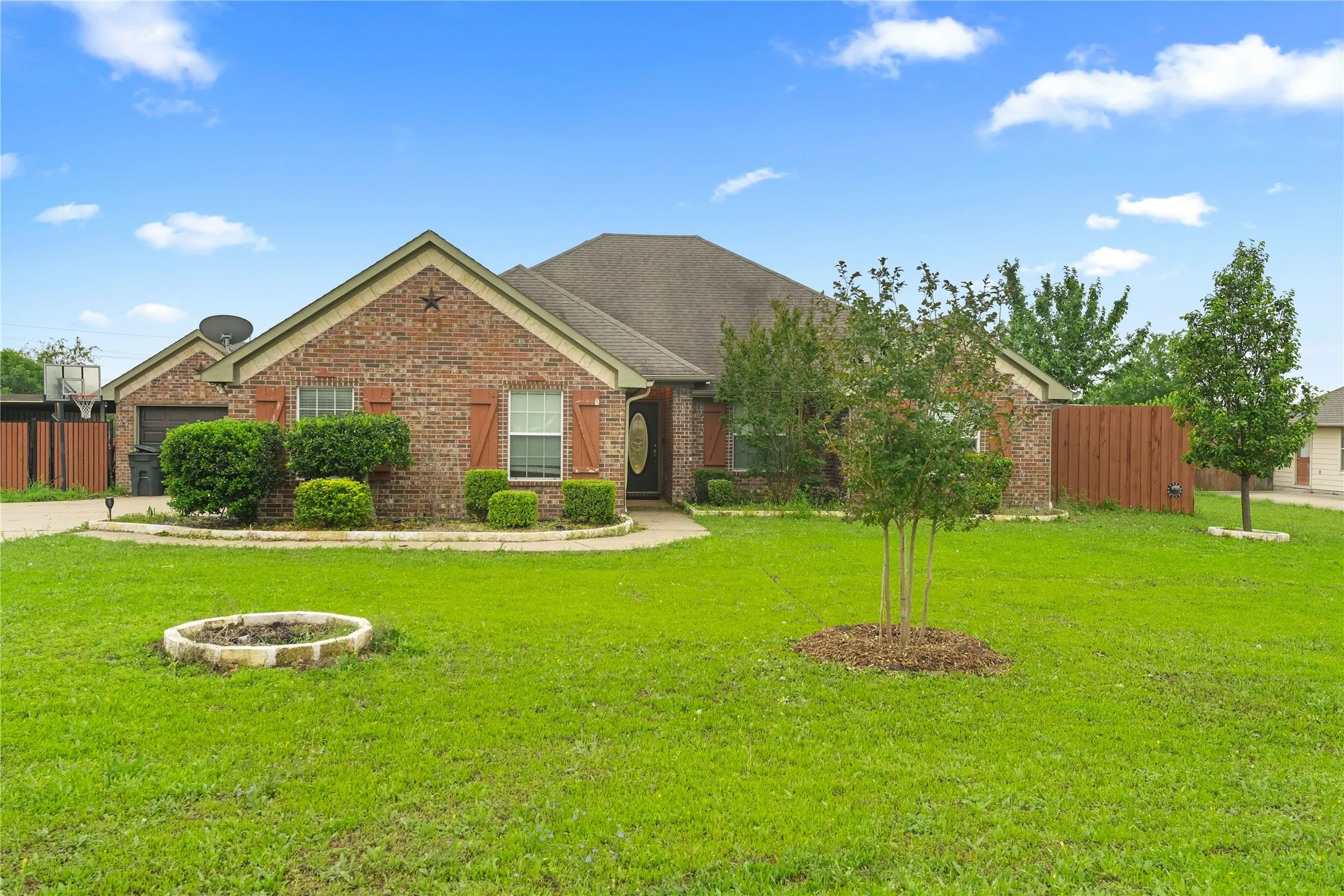 Single Family Residence For Sale in Rockwall County , 118 Dustin Drive, Fate, Texas 75189, 3 Bedroom, 2 Bathroom, 2 Garage spaces, 1,732 Sqft, built in 2004, mls#21257944, Real Estate Agent in Fate, Homes For Sale in Rockwall county, Homes For Sale in Fate, Realtor in Fate Texas, Real Estate Brokerage Independent Realty Texas, Luminita Cordes Realtor