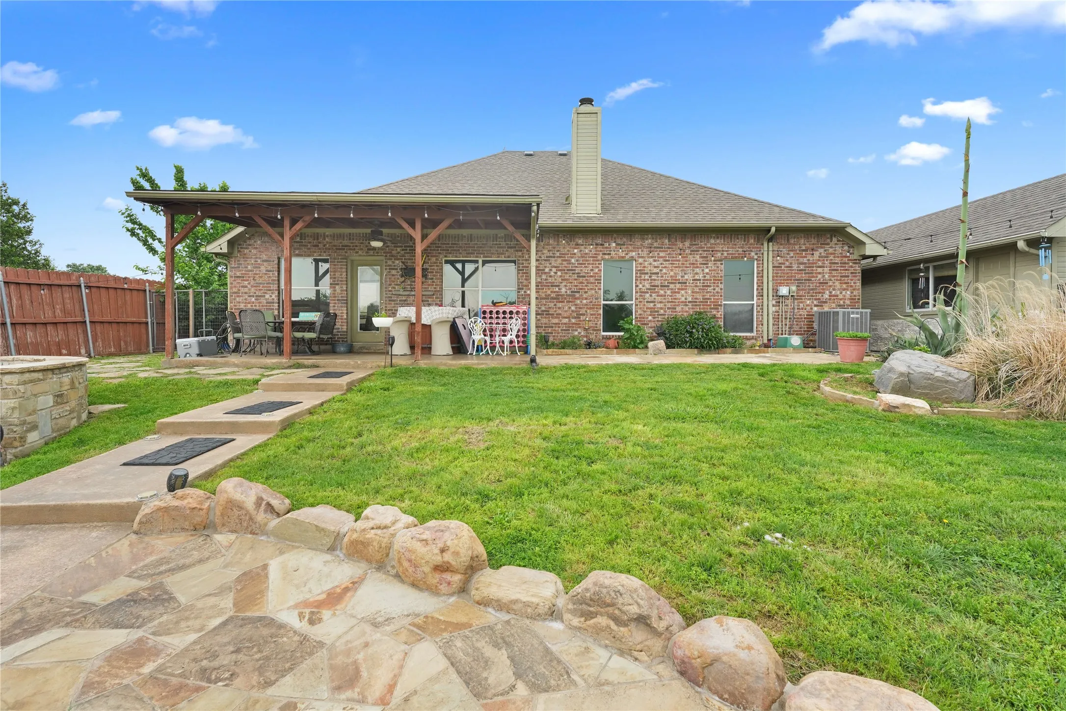 Single Family Residence For Sale in Rockwall County , 118 Dustin Drive, Fate, Texas 75189, 3 Bedroom, 2 Bathroom, 2 Garage spaces, 1,732 Sqft, built in 2004, mls#21257944, Real Estate Agent in Fate, Homes For Sale in Rockwall county, Homes For Sale in Fate, Realtor in Fate Texas, Real Estate Brokerage Independent Realty Texas, Luminita Cordes Realtor
