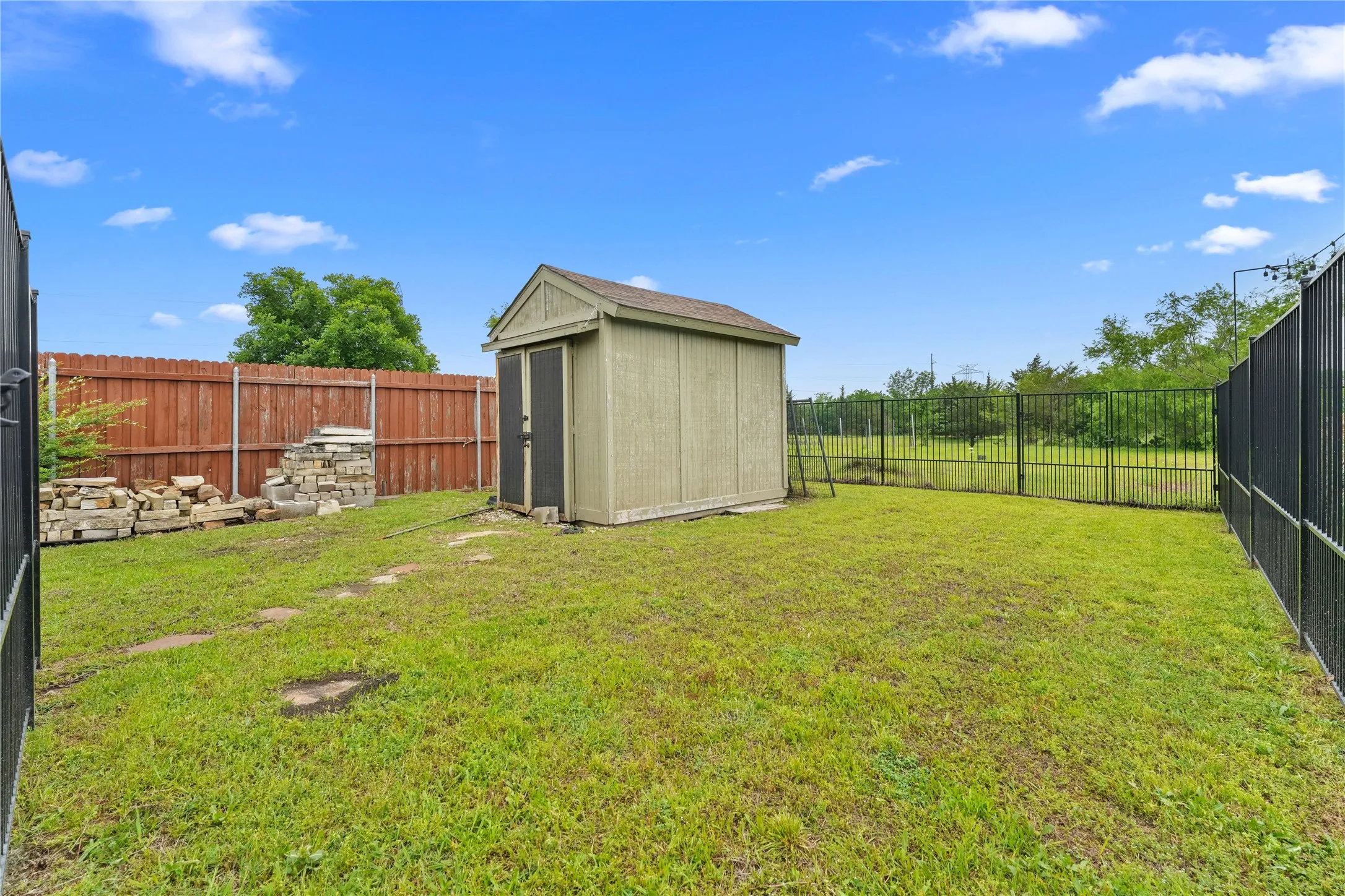 Single Family Residence For Sale in Rockwall County , 118 Dustin Drive, Fate, Texas 75189, 3 Bedroom, 2 Bathroom, 2 Garage spaces, 1,732 Sqft, built in 2004, mls#21257944, Real Estate Agent in Fate, Homes For Sale in Rockwall county, Homes For Sale in Fate, Realtor in Fate Texas, Real Estate Brokerage Independent Realty Texas, Luminita Cordes Realtor
