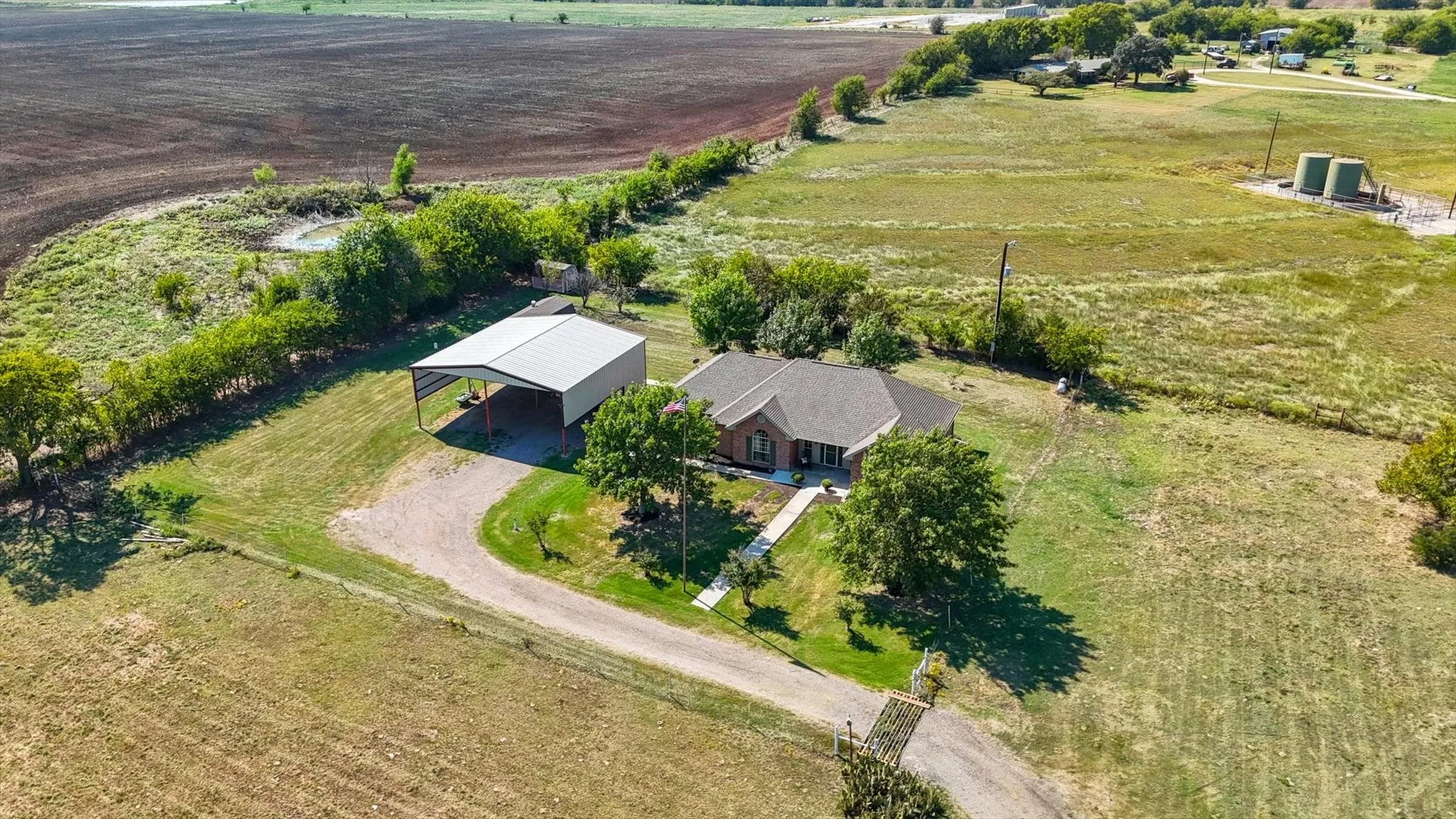 Single Family Residence For Sale in Denton County , 3289 Mitchell Road, Krum, Texas 76249, 3 Bedrooms, 2 Bathrooms, Garage spaces, 1,829 Sqft, built in 2001, Preowned, Price $799,000, mls#21257924, Real Estate Agent in Krum, Homes For Sale in Denton county, Homes For Sale in Krum, Realtor in Krum Texas, Real Estate Brokerage Independent Realty Texas, Luminita Cordes Realtor