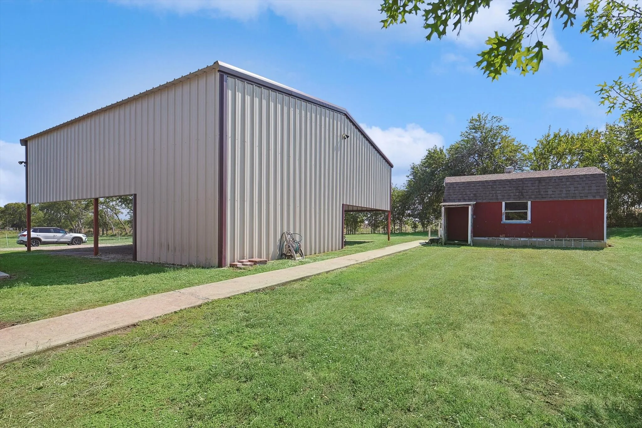 Single Family Residence For Sale in Denton County , 3289 Mitchell Road, Krum, Texas 76249, 3 Bedrooms, 2 Bathrooms, Garage spaces, 1,829 Sqft, built in 2001, Preowned, Price $799,000, mls#21257924, Real Estate Agent in Krum, Homes For Sale in Denton county, Homes For Sale in Krum, Realtor in Krum Texas, Real Estate Brokerage Independent Realty Texas, Luminita Cordes Realtor