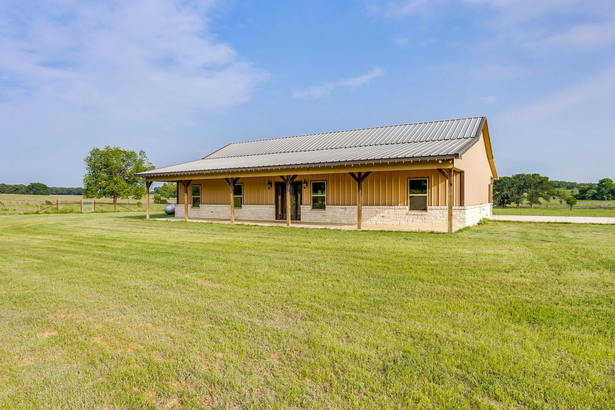 Farm For Sale in Hill County , 184 Hcr 1439, Covington, Texas 76636, 4 Bedroom, 3 Bathroom, Garage spaces, 2,318 Sqft, built in 2018, Preowned, mls#21257273, Real Estate Agent in Covington, Homes For Sale in Hill county, Homes For Sale in Covington, Realtor in Covington Texas, Real Estate Brokerage Independent Realty Texas, Luminita Cordes Realtor