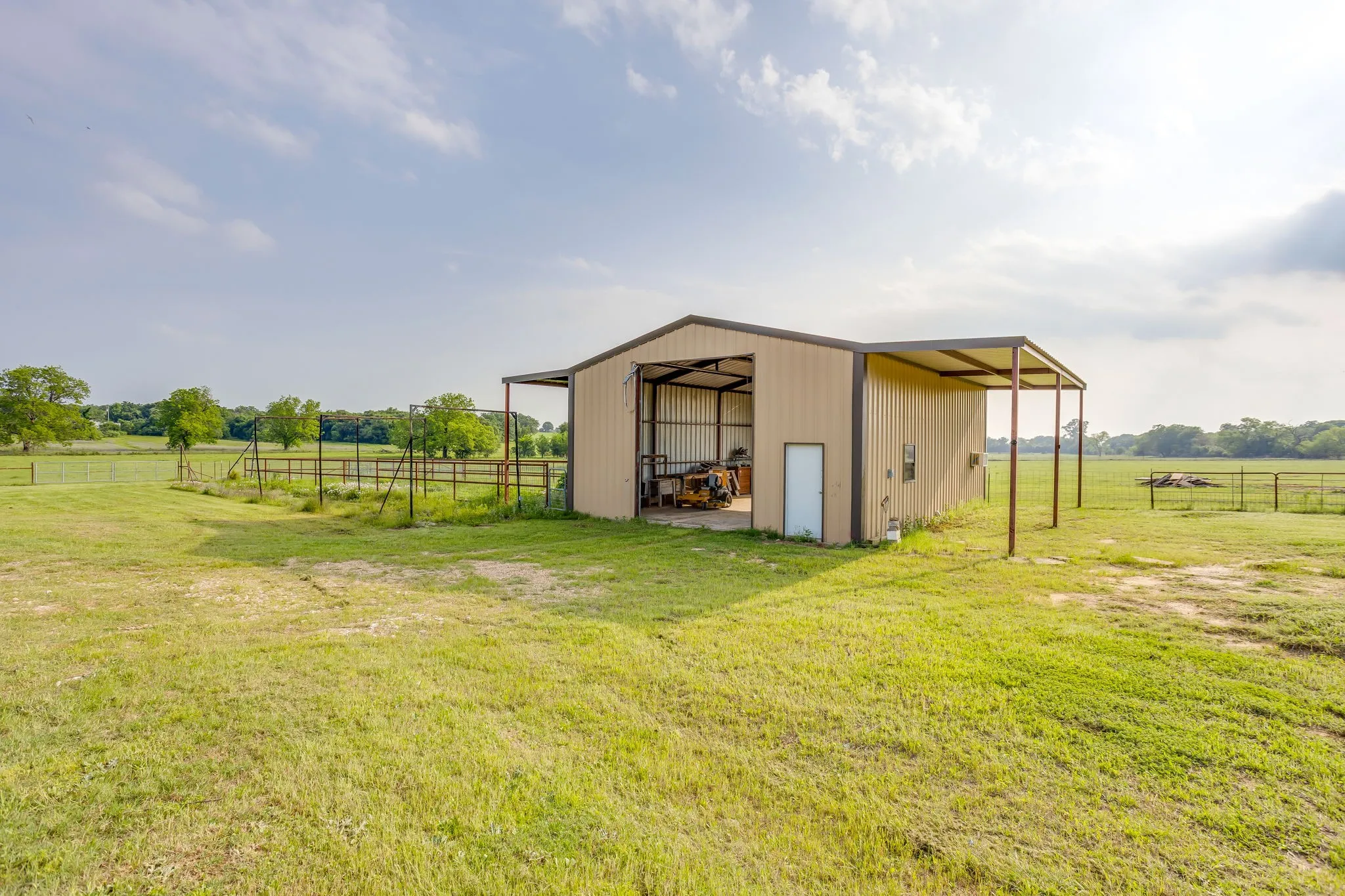 Farm For Sale in Hill County , 184 Hcr 1439, Covington, Texas 76636, 4 Bedroom, 3 Bathroom, Garage spaces, 2,318 Sqft, built in 2018, Preowned, mls#21257273, Real Estate Agent in Covington, Homes For Sale in Hill county, Homes For Sale in Covington, Realtor in Covington Texas, Real Estate Brokerage Independent Realty Texas, Luminita Cordes Realtor