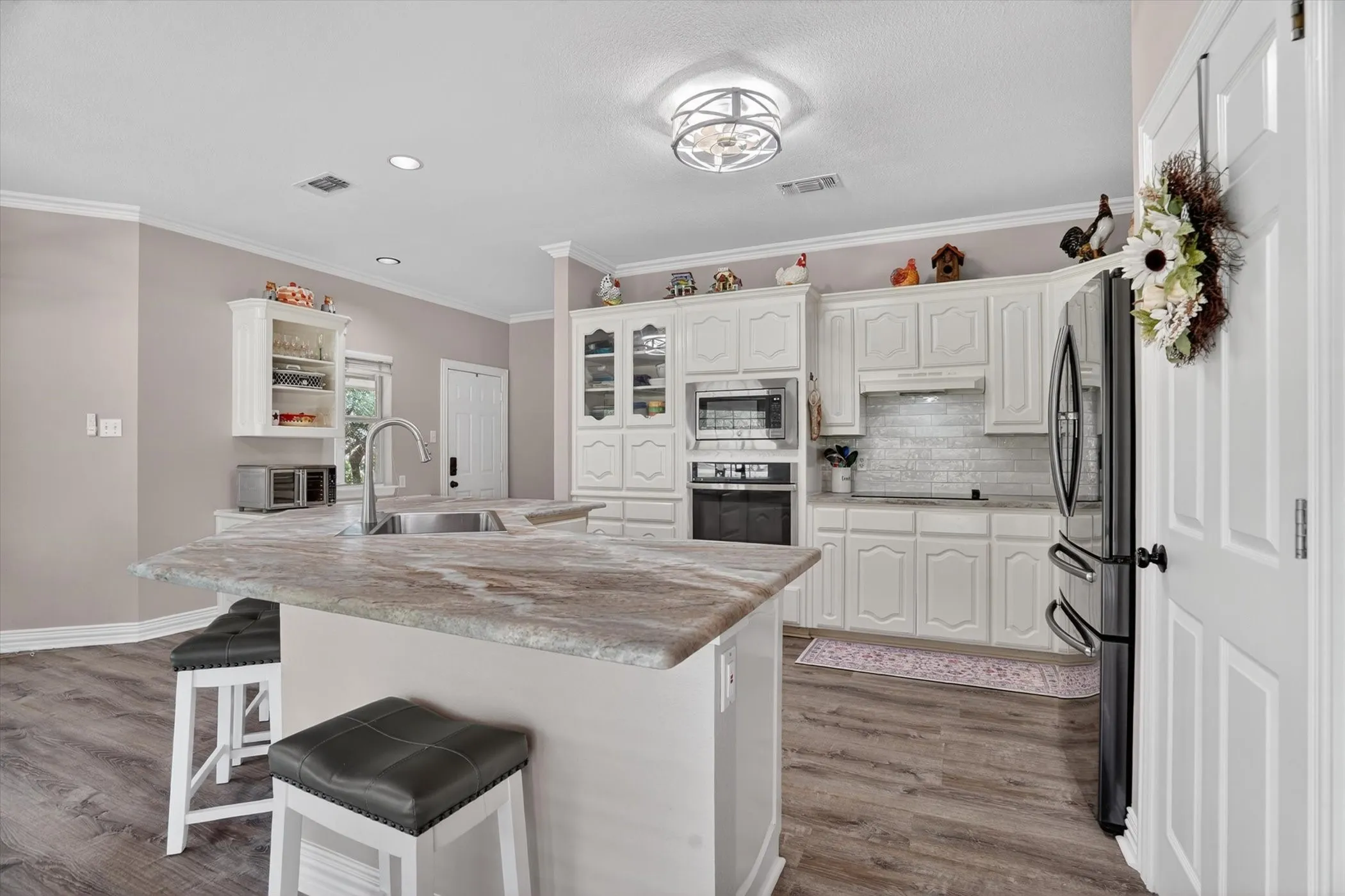 Gorgeous updated kitchen with quartz countertops'