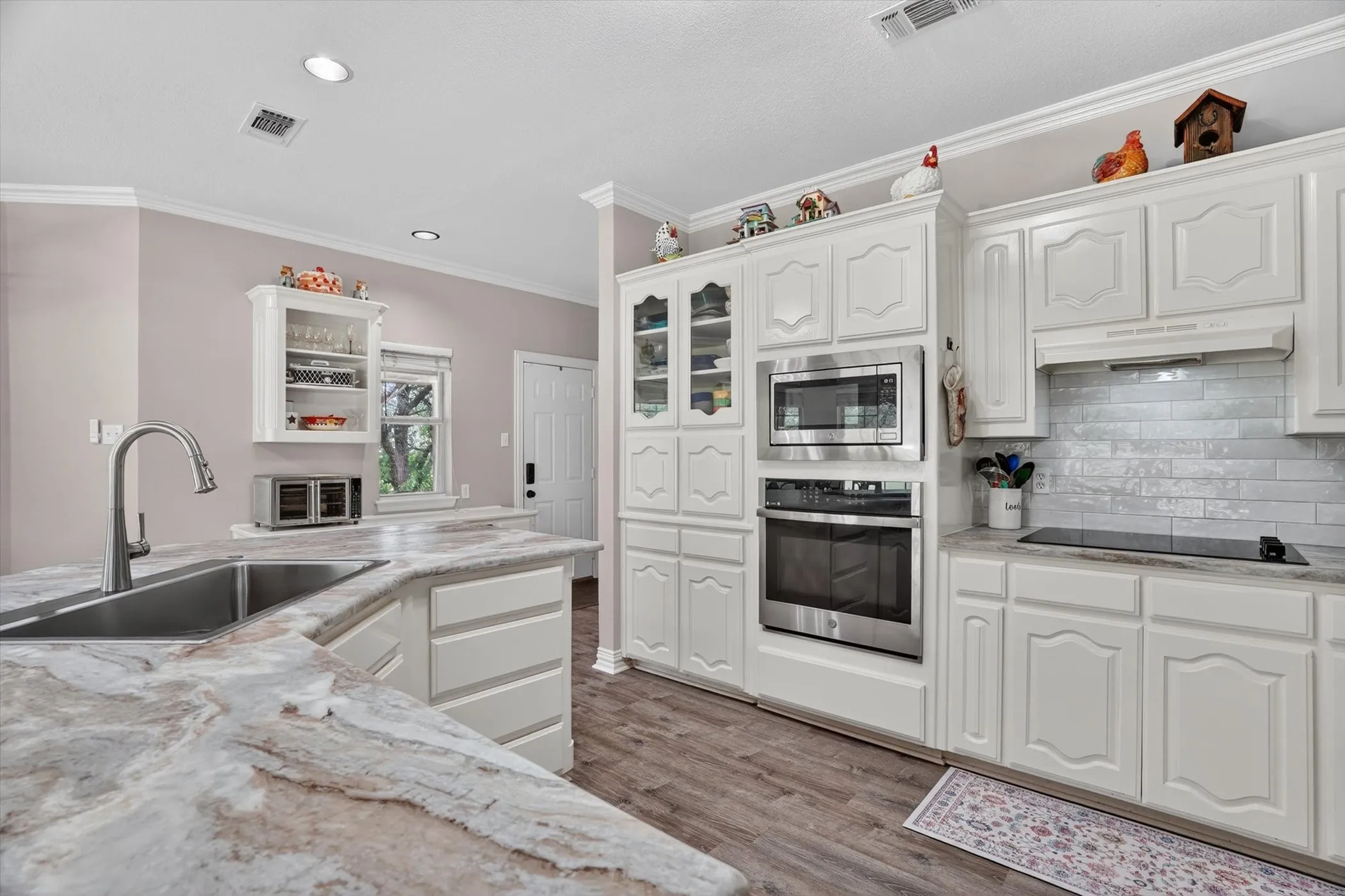 Beautiful quart in kitchen with farm style sink