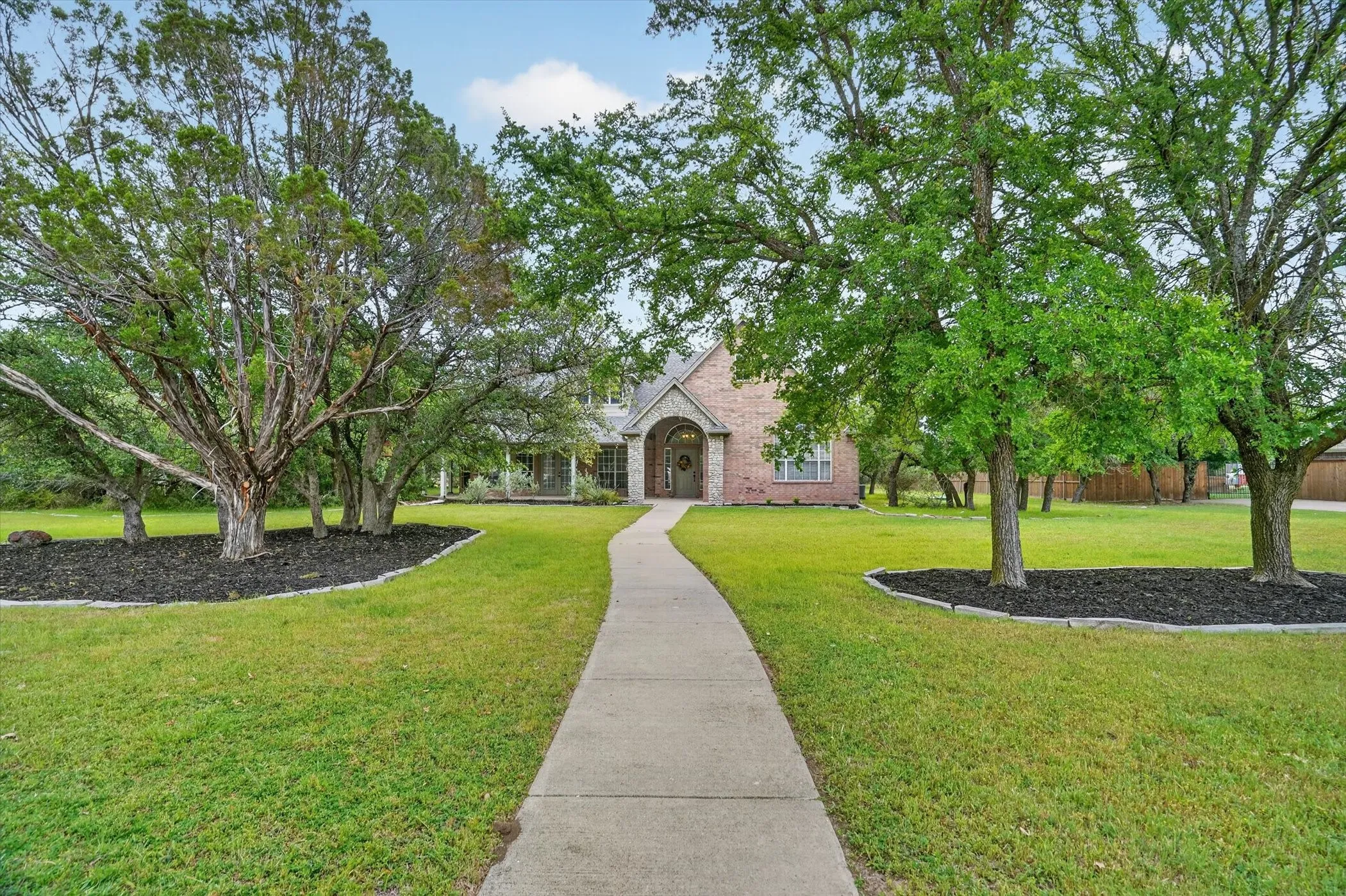 Single Family Residence For Sale in Parker County , 309 Verde Road, Willow Park, Texas 76087, 4 Bedroom, 3 Bathroom, 3 Garage spaces, 2,833 Sqft, built in 1998, Preowned, Price $635,000, mls#21256944, Real Estate Agent in Willow Park, Homes For Sale in Parker county, Homes For Sale in Willow Park, Realtor in Willow Park Texas, Real Estate Brokerage Independent Realty Texas, Luminita Cordes Realtor