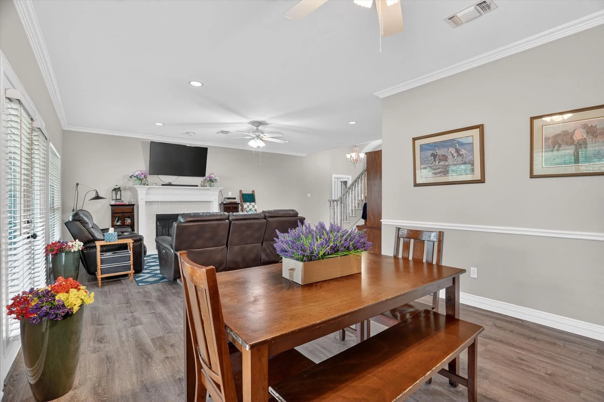  Large dining area with room for everyone during holiday entertainng