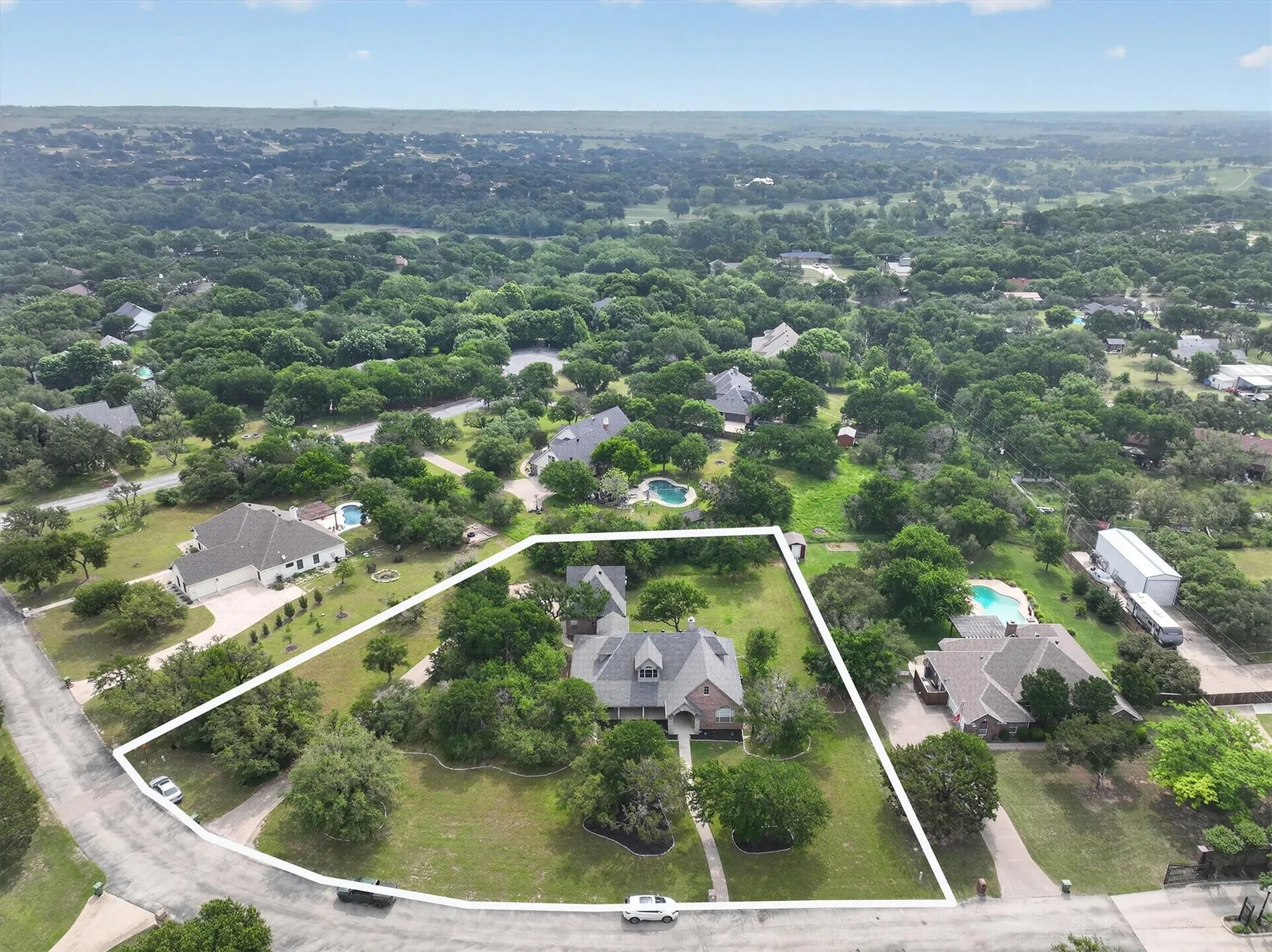 Single Family Residence For Sale in Parker County , 309 Verde Road, Willow Park, Texas 76087, 4 Bedroom, 3 Bathroom, 3 Garage spaces, 2,833 Sqft, built in 1998, Preowned, Price $635,000, mls#21256944, Real Estate Agent in Willow Park, Homes For Sale in Parker county, Homes For Sale in Willow Park, Realtor in Willow Park Texas, Real Estate Brokerage Independent Realty Texas, Luminita Cordes Realtor