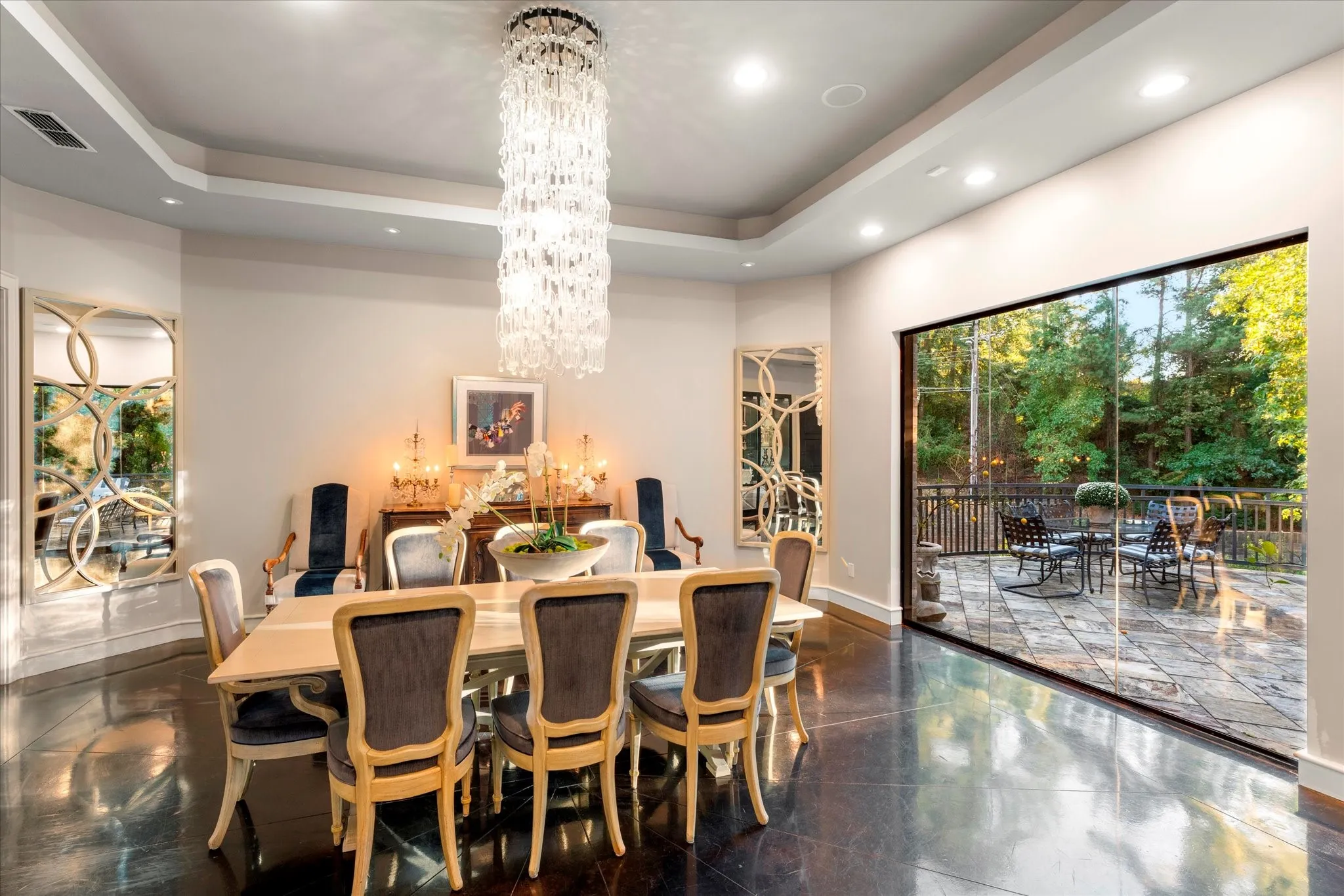Single Family Residence For Sale in Gregg County , 45 Palisades Boulevard, Longview, Texas 75605, 3 Bedrooms, 5 Bathrooms, 2 Garage spaces, 5,801 Sqft, built in 2002, Preowned, Price $1,095,000, mls#21257961, Real Estate Agent in Longview, Homes For Sale in Gregg county, Homes For Sale in Longview, Realtor in Longview Texas, Real Estate Brokerage Independent Realty Texas, Luminita Cordes Realtor