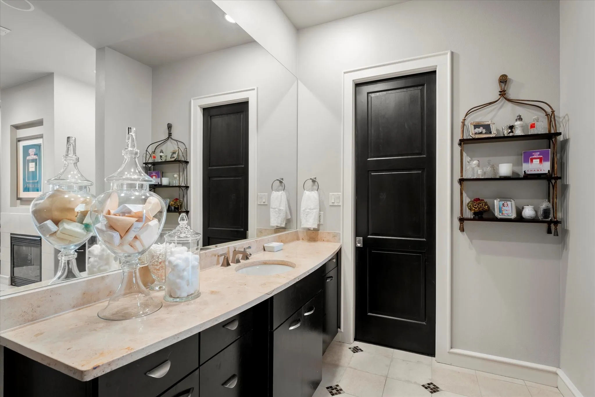 Single Family Residence For Sale in Gregg County , 45 Palisades Boulevard, Longview, Texas 75605, 3 Bedrooms, 5 Bathrooms, 2 Garage spaces, 5,801 Sqft, built in 2002, Preowned, Price $1,095,000, mls#21257961, Real Estate Agent in Longview, Homes For Sale in Gregg county, Homes For Sale in Longview, Realtor in Longview Texas, Real Estate Brokerage Independent Realty Texas, Luminita Cordes Realtor