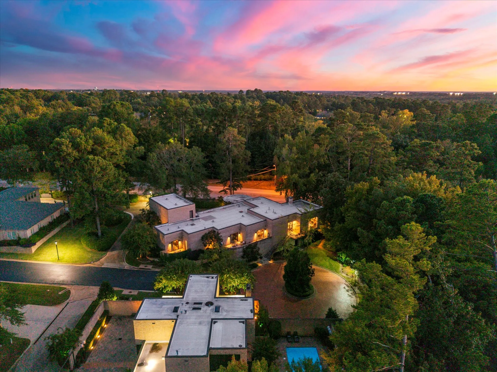 Single Family Residence For Sale in Gregg County , 45 Palisades Boulevard, Longview, Texas 75605, 3 Bedrooms, 5 Bathrooms, 2 Garage spaces, 5,801 Sqft, built in 2002, Preowned, Price $1,095,000, mls#21257961, Real Estate Agent in Longview, Homes For Sale in Gregg county, Homes For Sale in Longview, Realtor in Longview Texas, Real Estate Brokerage Independent Realty Texas, Luminita Cordes Realtor