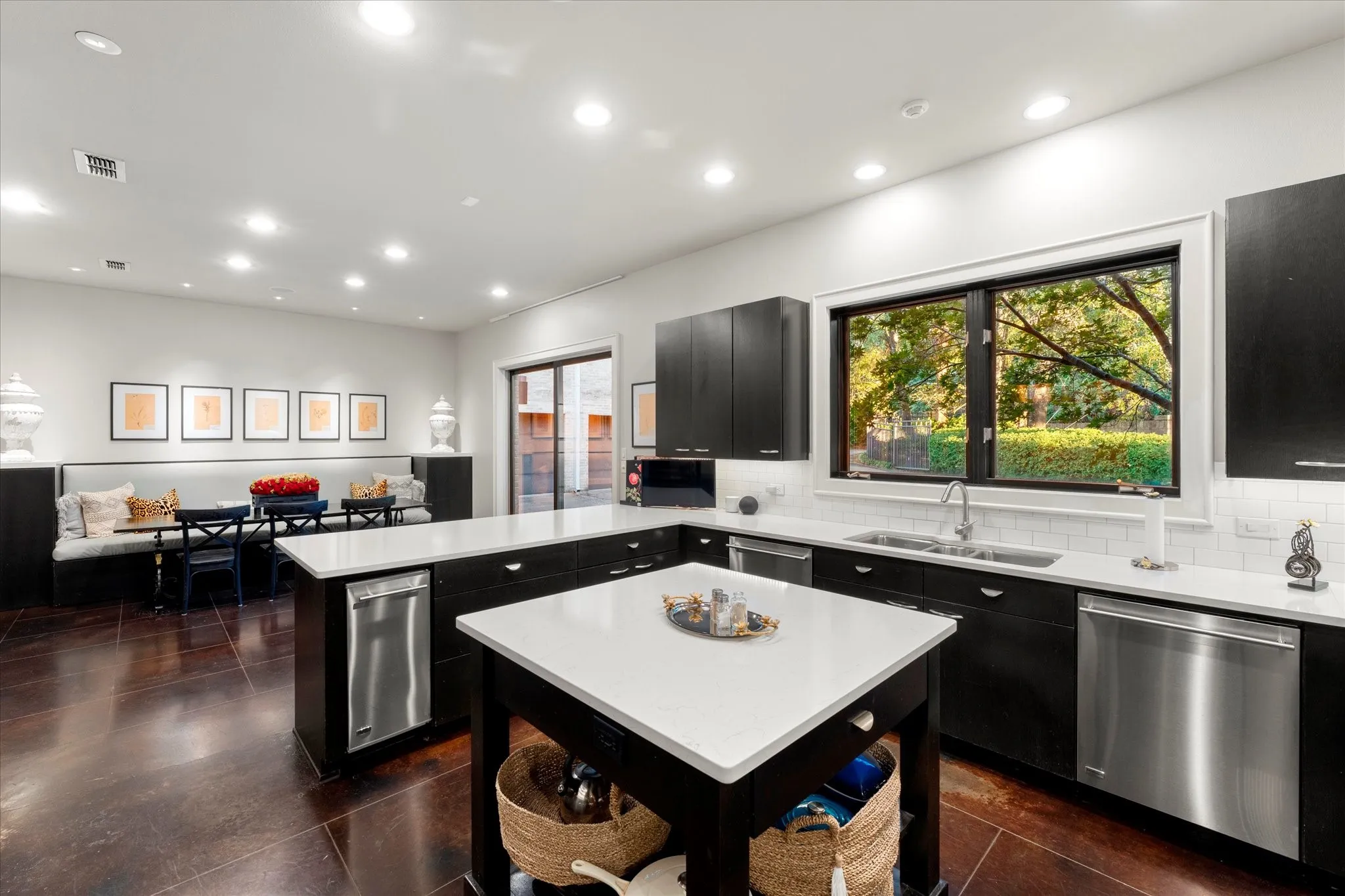 Single Family Residence For Sale in Gregg County , 45 Palisades Boulevard, Longview, Texas 75605, 3 Bedrooms, 5 Bathrooms, 2 Garage spaces, 5,801 Sqft, built in 2002, Preowned, Price $1,095,000, mls#21257961, Real Estate Agent in Longview, Homes For Sale in Gregg county, Homes For Sale in Longview, Realtor in Longview Texas, Real Estate Brokerage Independent Realty Texas, Luminita Cordes Realtor