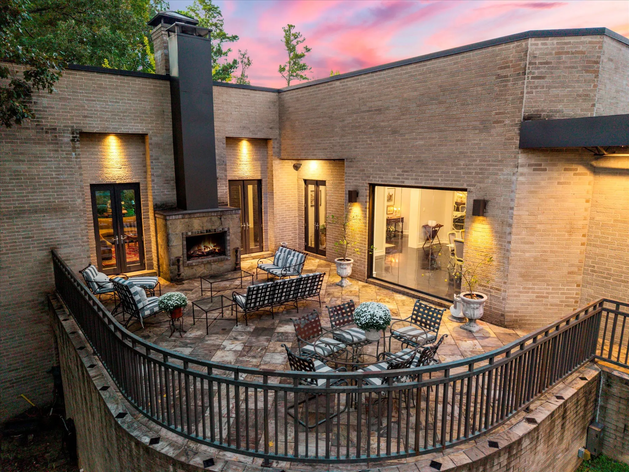 Single Family Residence For Sale in Gregg County , 45 Palisades Boulevard, Longview, Texas 75605, 3 Bedrooms, 5 Bathrooms, 2 Garage spaces, 5,801 Sqft, built in 2002, Preowned, Price $1,095,000, mls#21257961, Real Estate Agent in Longview, Homes For Sale in Gregg county, Homes For Sale in Longview, Realtor in Longview Texas, Real Estate Brokerage Independent Realty Texas, Luminita Cordes Realtor