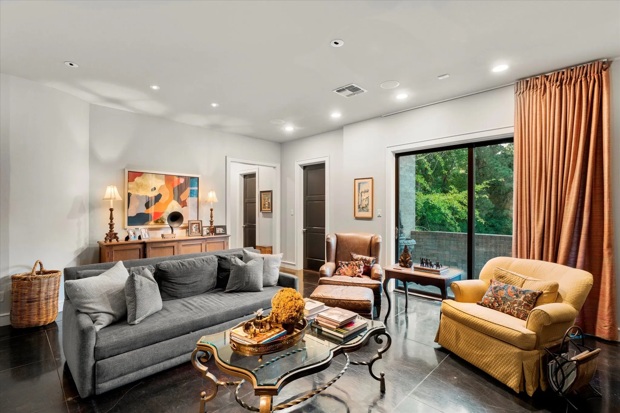 Single Family Residence For Sale in Gregg County , 45 Palisades Boulevard, Longview, Texas 75605, 3 Bedrooms, 5 Bathrooms, 2 Garage spaces, 5,801 Sqft, built in 2002, Preowned, Price $1,095,000, mls#21257961, Real Estate Agent in Longview, Homes For Sale in Gregg county, Homes For Sale in Longview, Realtor in Longview Texas, Real Estate Brokerage Independent Realty Texas, Luminita Cordes Realtor